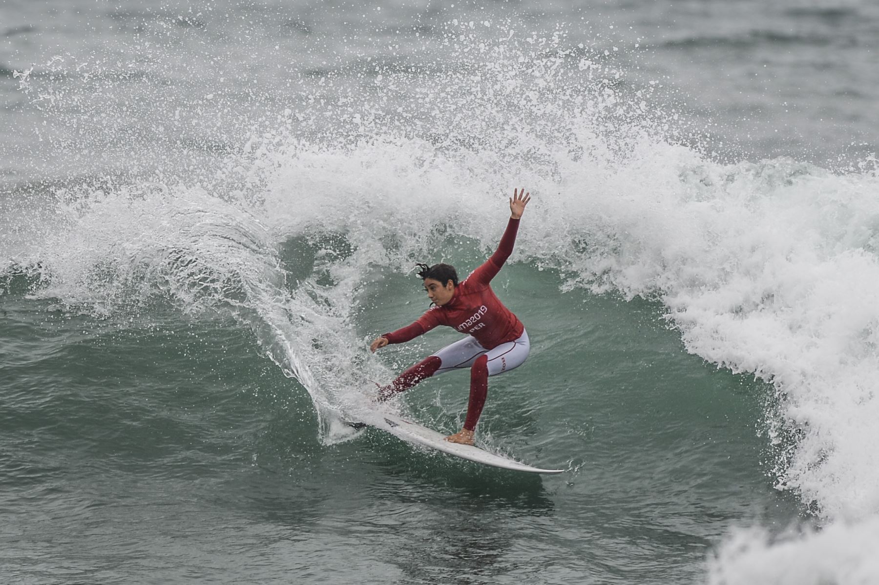La peruana Daniella Rosas compite en la competencia femenina Open Surfing durante los Juegos Panamericanos Lima 2019 en la playa de Punta Rocas. AFP