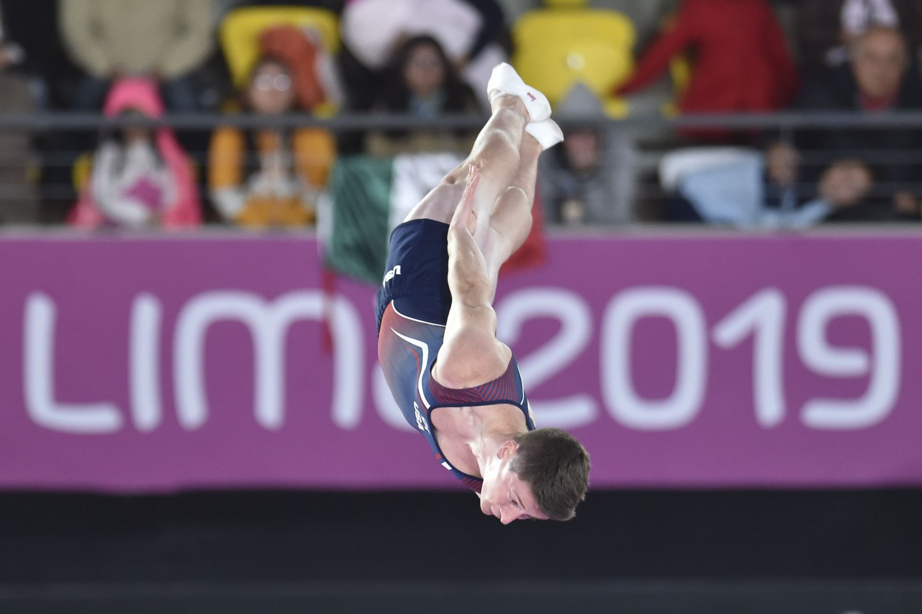 El gimnasta estadounidense Jeffrey Gluckstein presenta su rutina durante la final individual masculina de Trampoline Gymnastics en los Juegos Panamericanos de Lima 2019. AFP