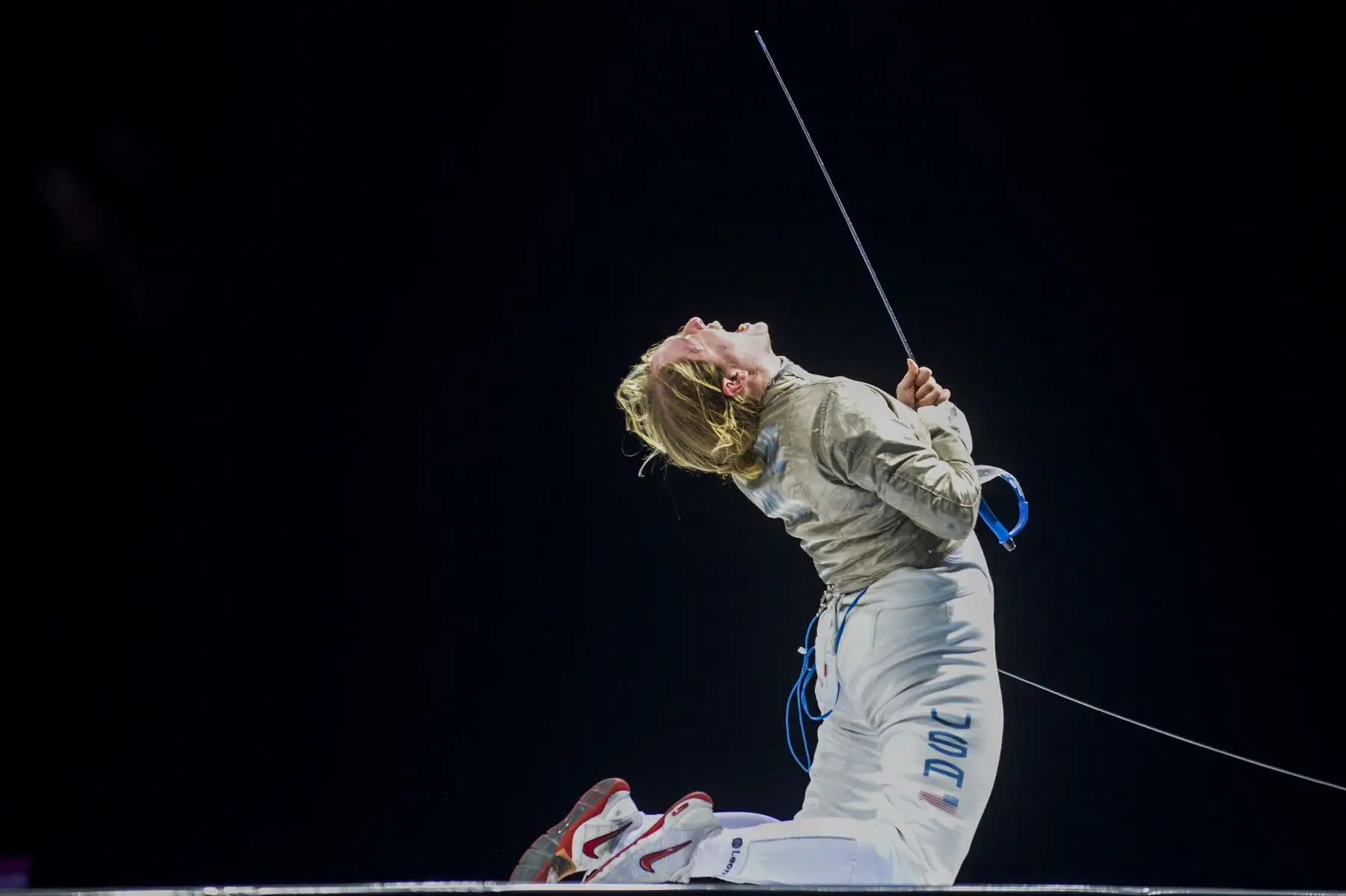 La estadounidense Anne-Elizabeth Stone celebra después de derrotar a la argentina María Belén Pérez en el combate por la medalla de oro individual de sable femenino en los Juegos Panamericanos de Lima 2019. AFP