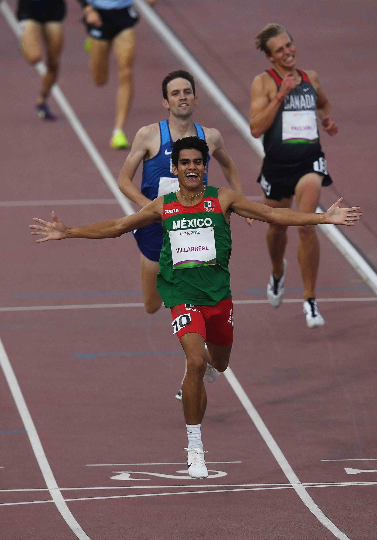 El mexicano José Villarreal celebra después de ganar la medalla de oro en la final de 1500m de atletismo masculino durante los Juegos Panamericanos de Lima 2019. AFP
