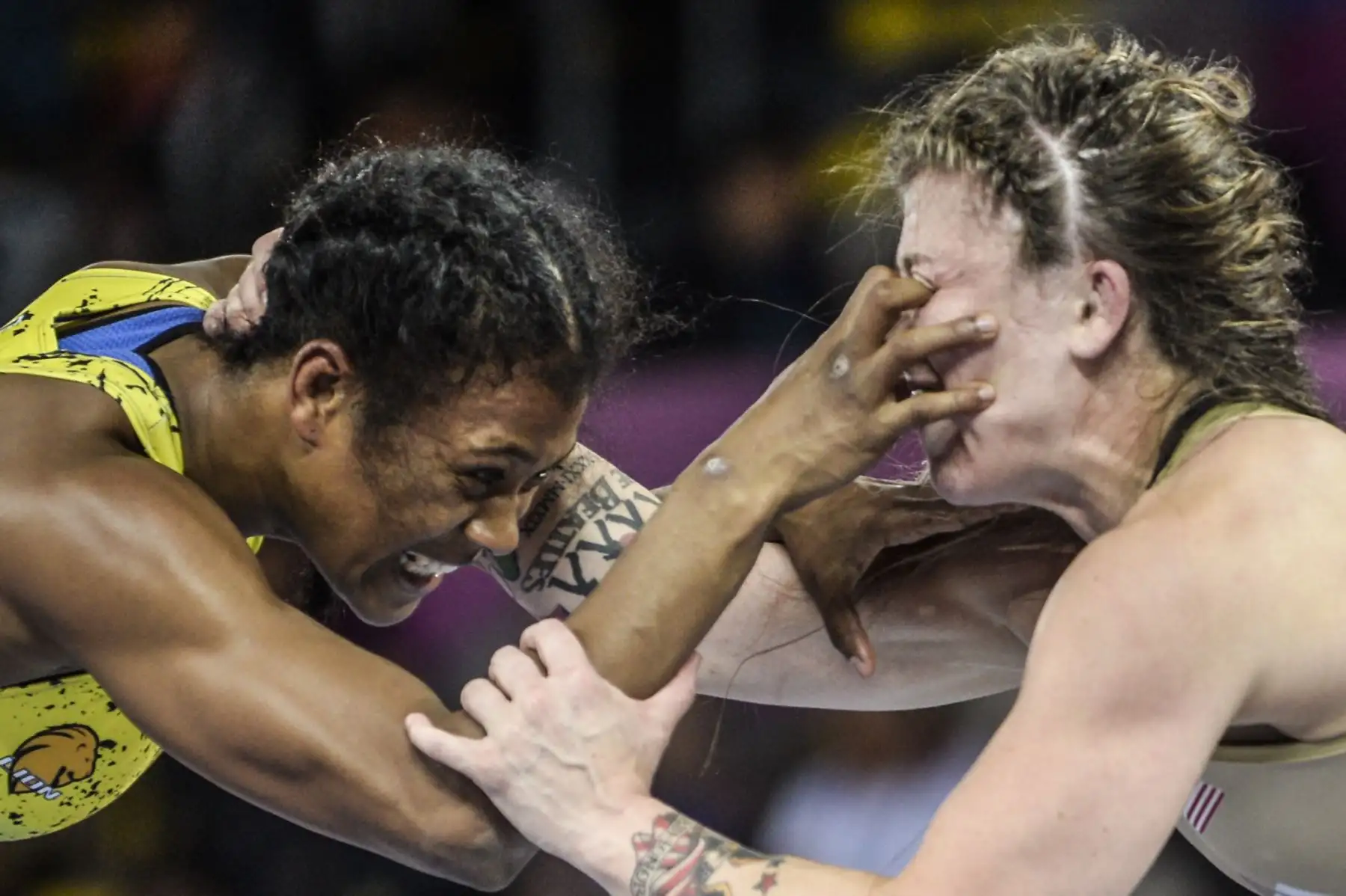 La estadounidense Jenna Burkert (R) y la ecuatoriana Lissette Antes compiten en la final de 57 kg de Wrestling Women