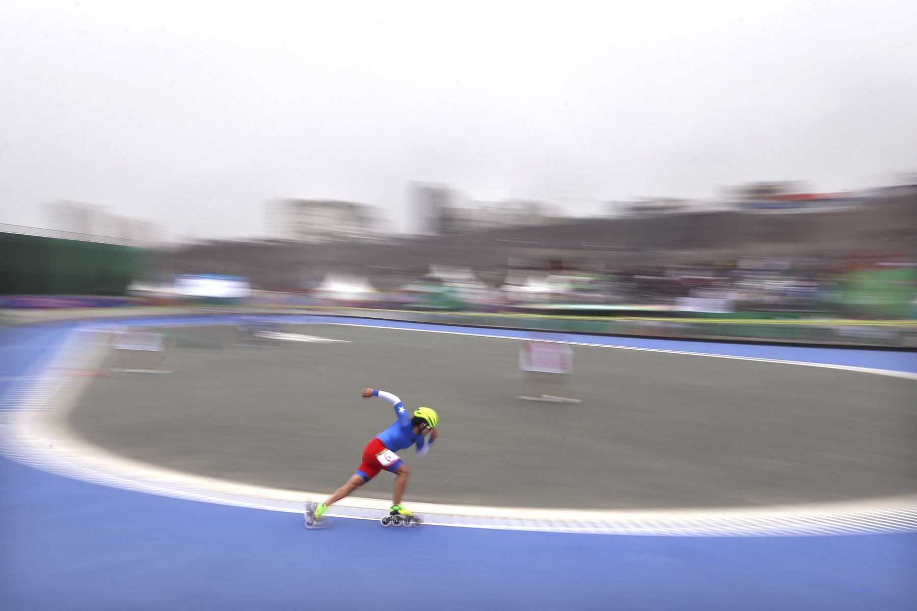 La chilena María José Moya compite en la final de contrarreloj de 300 m para mujeres de patinaje de velocidad durante los Juegos Panamericanos de Lima 2019. AFP