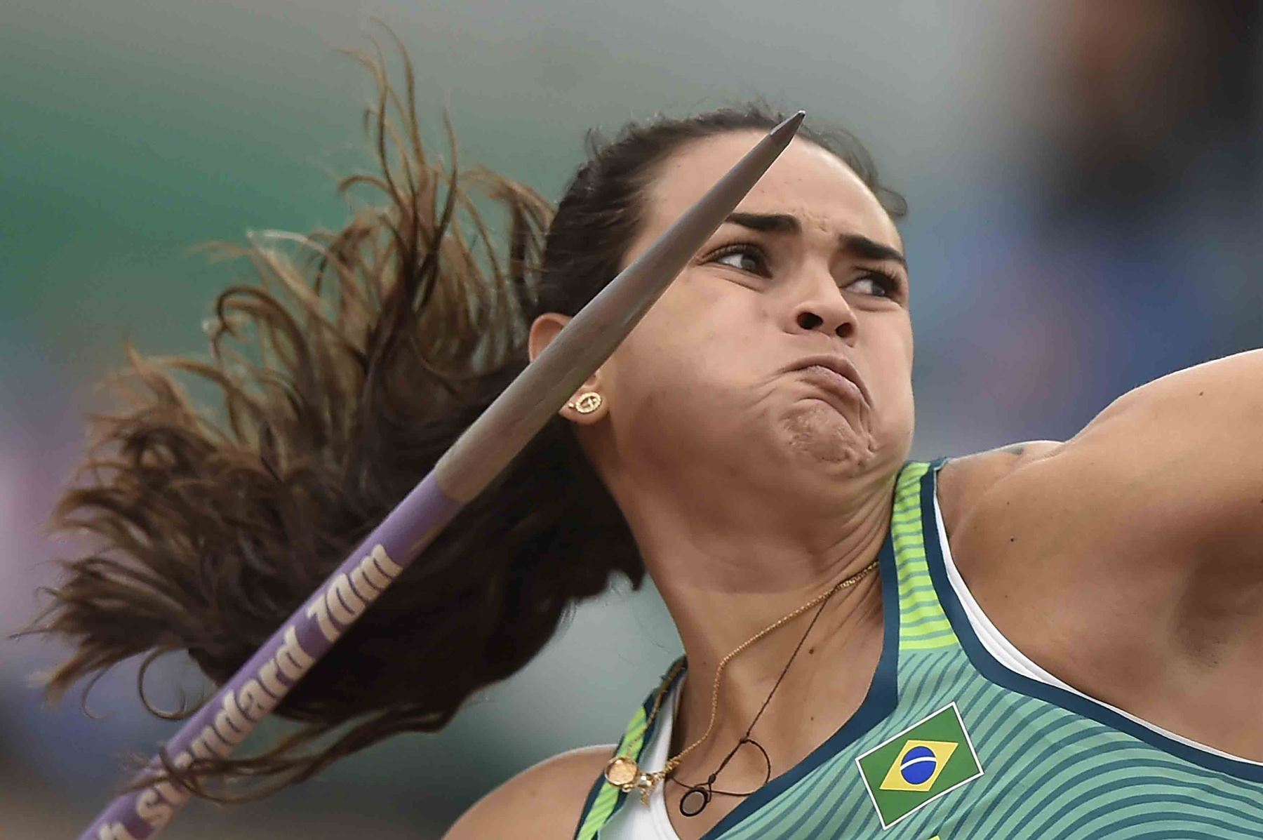 Laila Ferrer de Brasil compite en la final de lanzamiento de jabalina femenina de atletismo durante los Juegos Panamericanos de Lima 2019. AFP