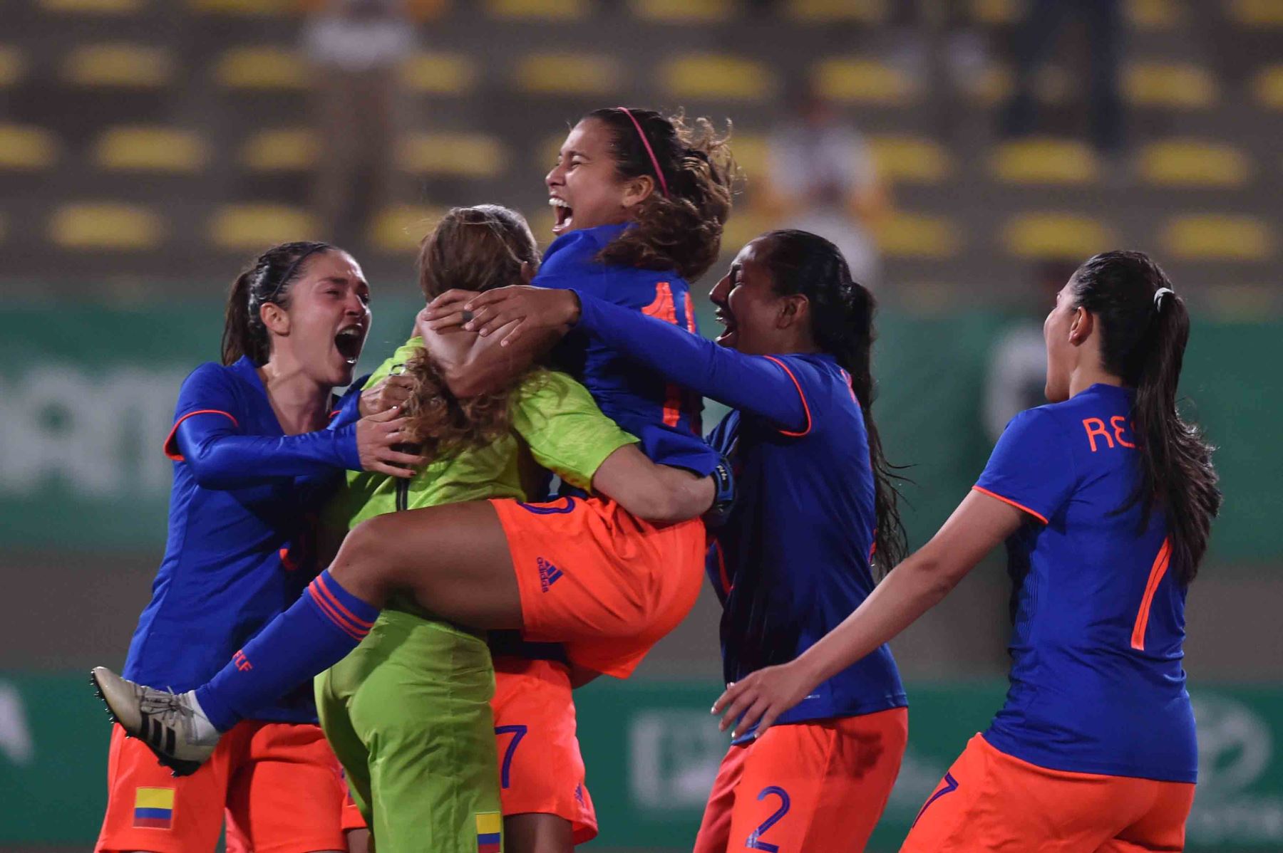 Las jugadoras de Colombia celebran después de derrotar a Argentina en un penalti para ganar el Partido de Fútbol de la Medalla de Oro Femenina de los Juegos Panamericanos de Lima 2019. AFP
