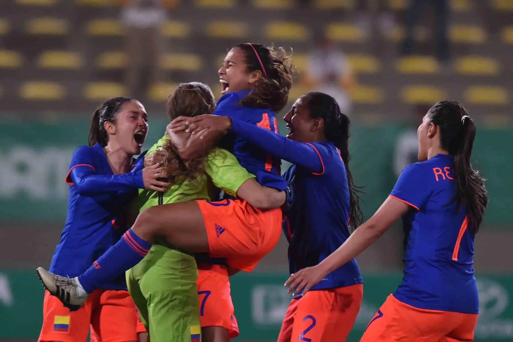 Las jugadoras de Colombia celebran después de derrotar a Argentina en un penalti para ganar el Partido de Fútbol de la Medalla de Oro Femenina de los Juegos Panamericanos de Lima 2019. AFP