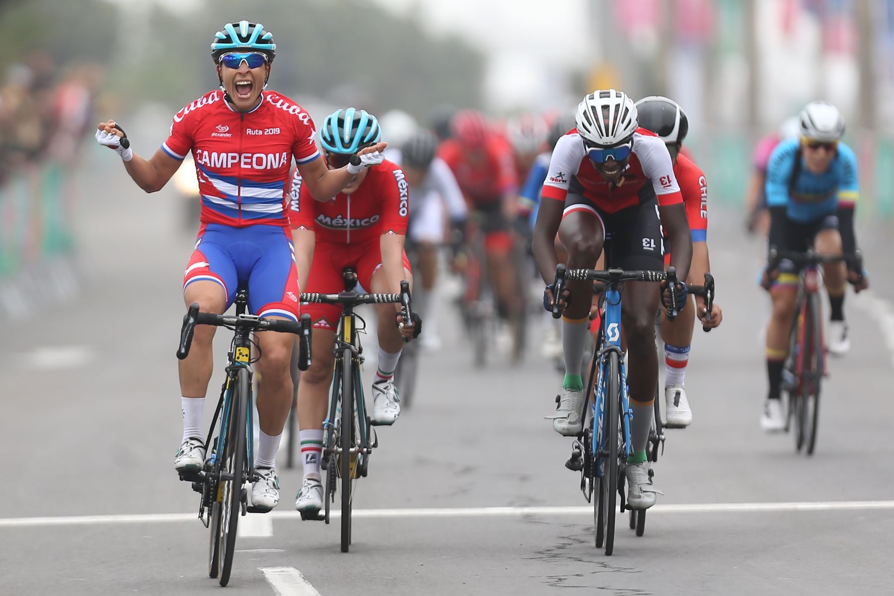 Arlenis Sierra de Cuba reacciona después de ganar la medalla de oro en las finales femeninas de ciclismo en ruta en los Juegos Panamericanos de Lima 2019. AFP