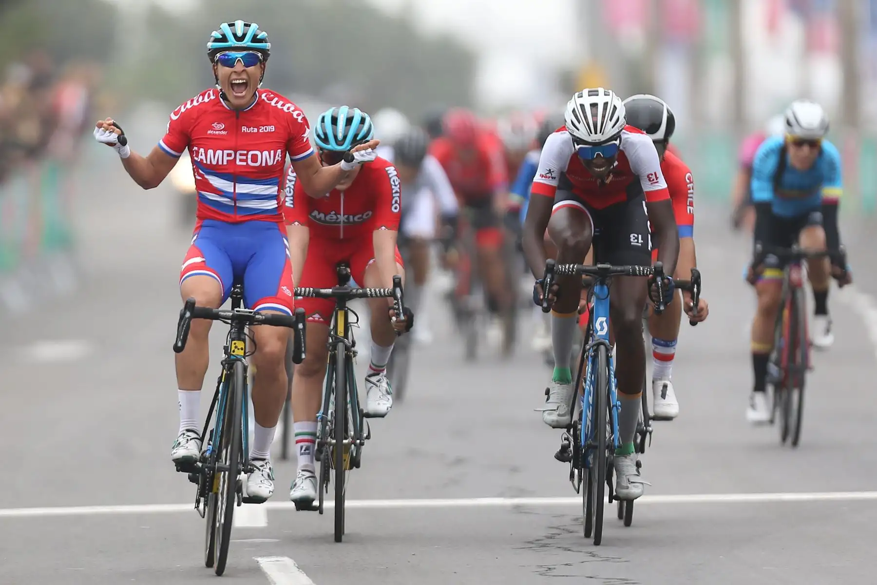 Arlenis Sierra de Cuba reacciona después de ganar la medalla de oro en las finales femeninas de ciclismo en ruta en los Juegos Panamericanos de Lima 2019. AFP