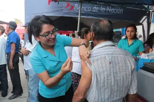 Los adultos mayores deben estar protegidos contra la influenza y el neumococo, remarcó el Ministerio de Salud, que despliega una campaña nacional.