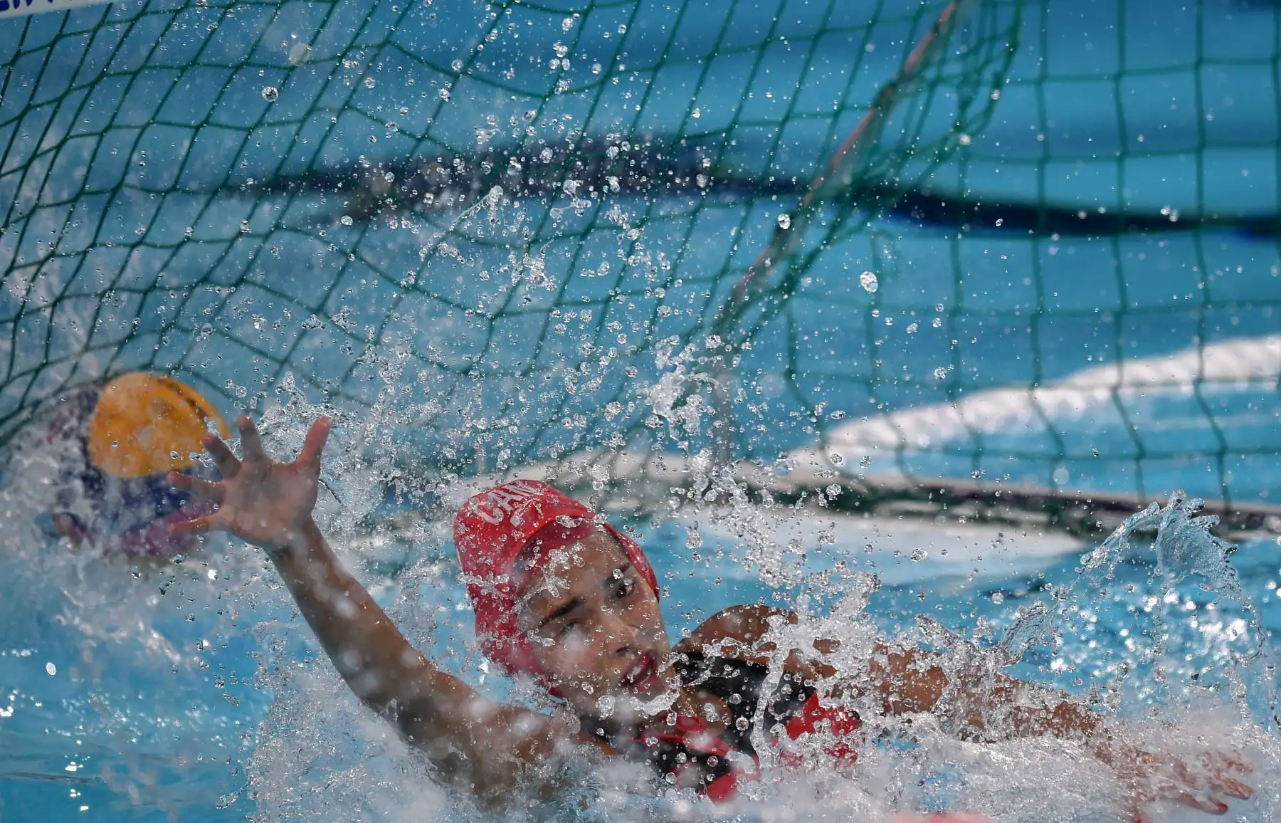 La portero de Canadá, Jessica Gaudreault, no puede detener el balón en el último partido de Waterpolo Femenino contra Estados Unidos durante los Juegos Panamericanos de Lima 2019. AFP