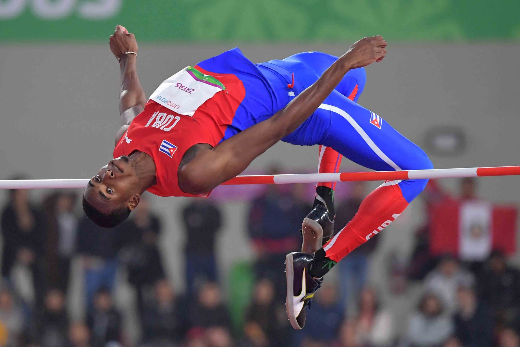 El cubano Luis Zayas compite en la final de salto de altura masculino de atletismo durante los Juegos Panamericanos de Lima 2019. AFP