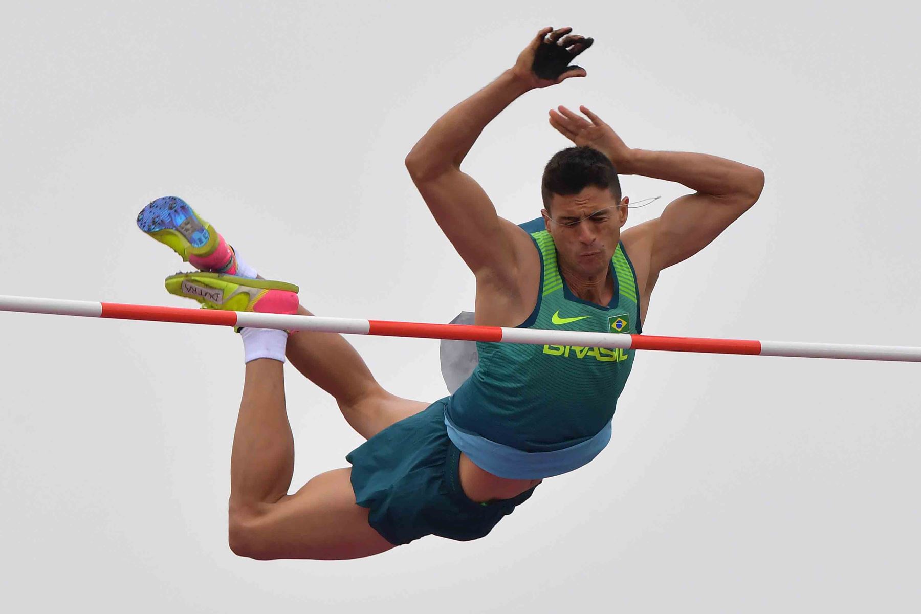 El brasileño Augusto Dutra compite en la final del salto con pértiga masculino de atletismo durante los Juegos Panamericanos de Lima 2019. AFP