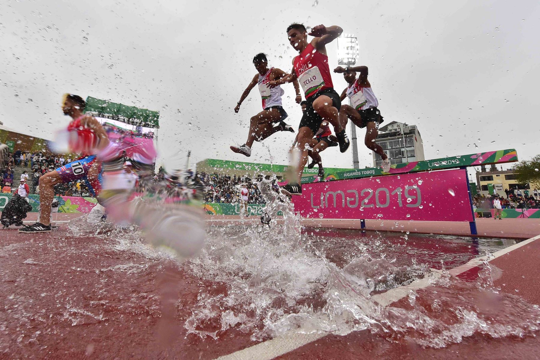 Los atletas compiten en la final de carrera de obstáculos de 3000m de atletismo masculino durante los Juegos Panamericanos de Lima 2019. AFP