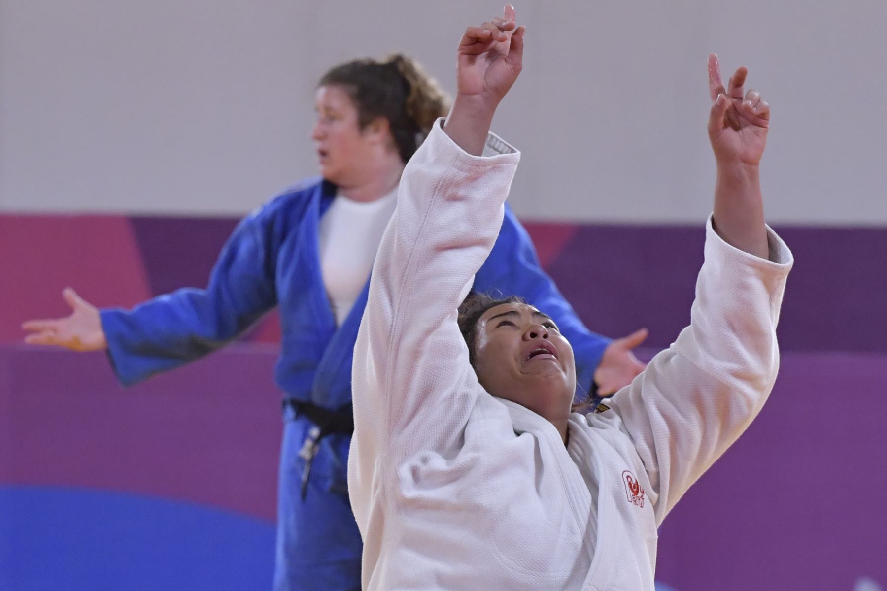La peruana Juliana Bolívar (R) reacciona después de derrotar a la estadounidense Nina Cutro-Kelly durante una pelea por la Medalla de Bronce Femenina de 78 kg en los Juegos Panamericanos. AFP