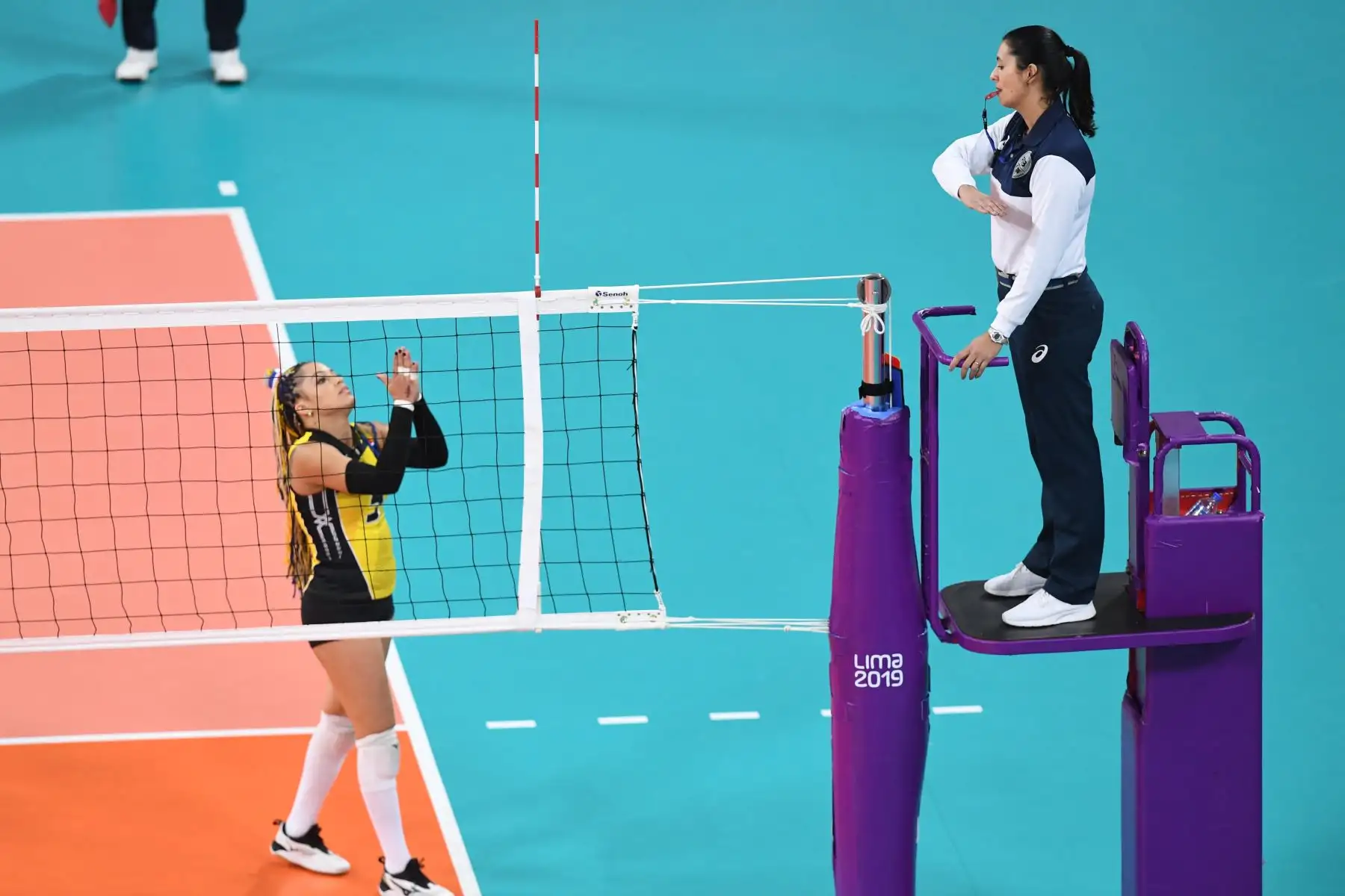 La colombiana Ana Karina Olaya hace un gesto al árbitro durante la Medalla de Oro de Voleibol Femenino entre Colombia y República Dominicana en los Juegos Panamericanos de Lima 2019. AFP