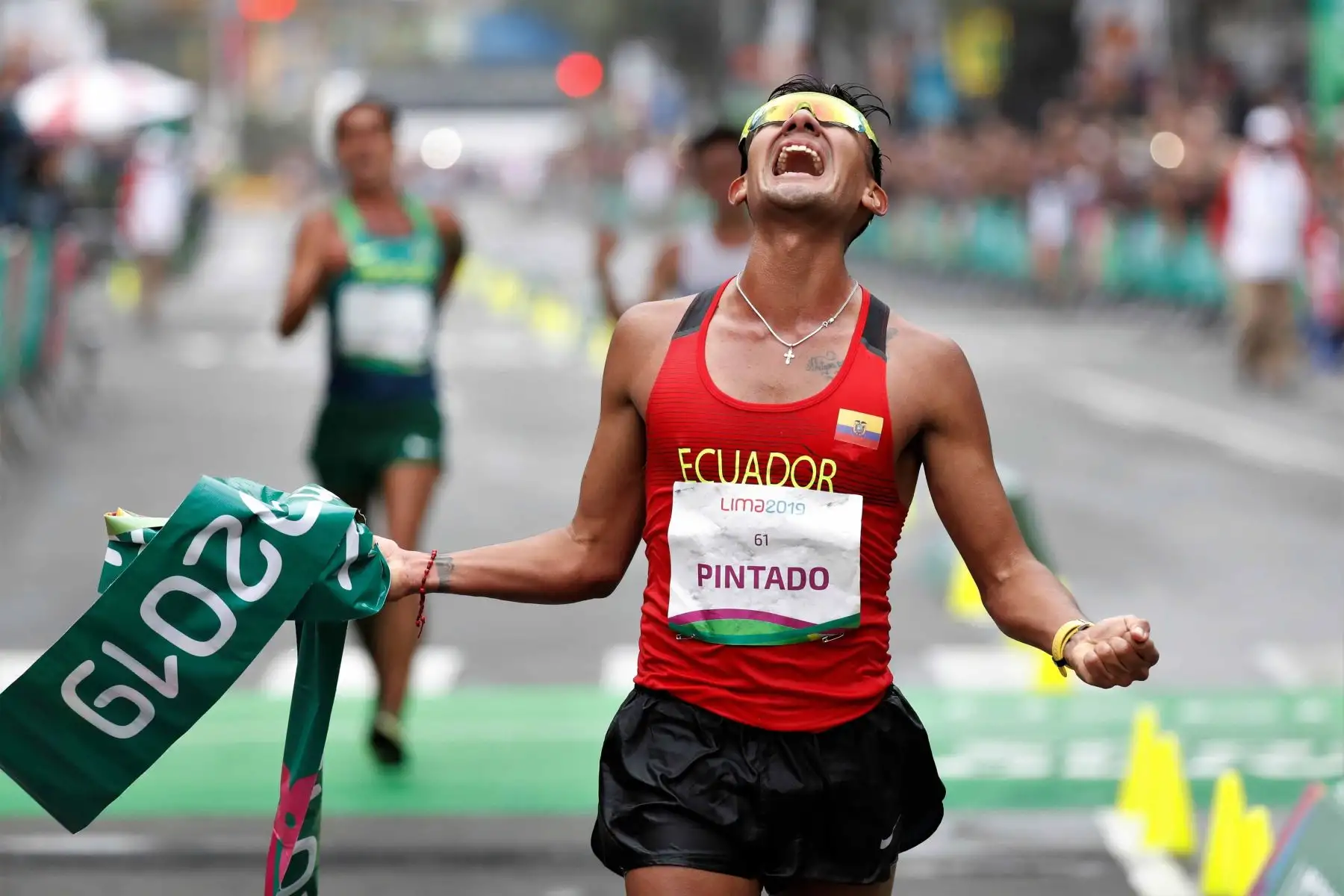 El atleta ecuatoriano Brian Pintado cruza la meta para ganar la medalla de oro en la prueba de marcha masculina 20 km,  en los Juegos Panamericanos Lima 2019. Foto: EFE