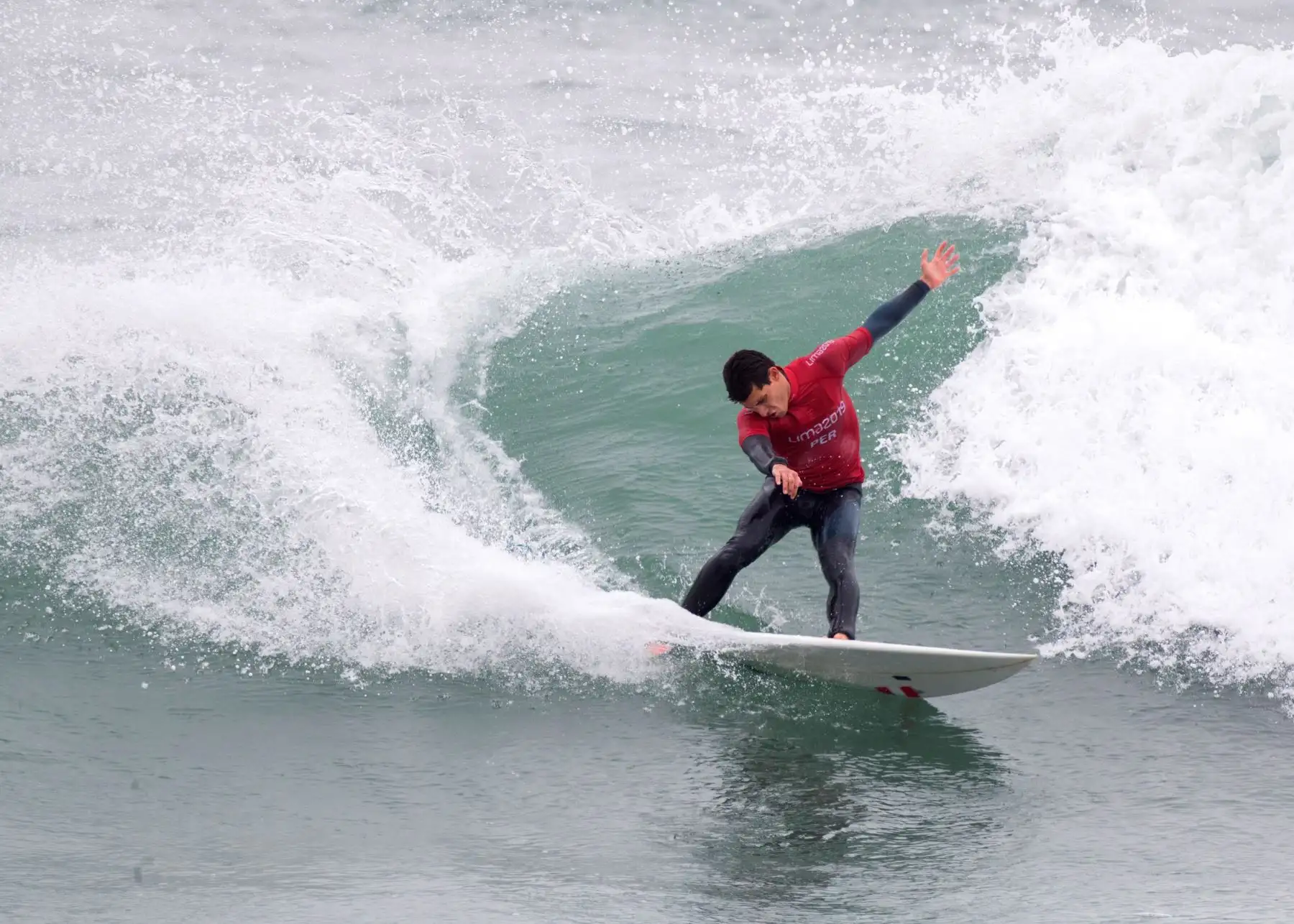 Luca Mesinas de Perú, medalla de oro, celebra este domingo tras la premiación de surf open en los Juegos Panamericanos Lima 2019. EFE