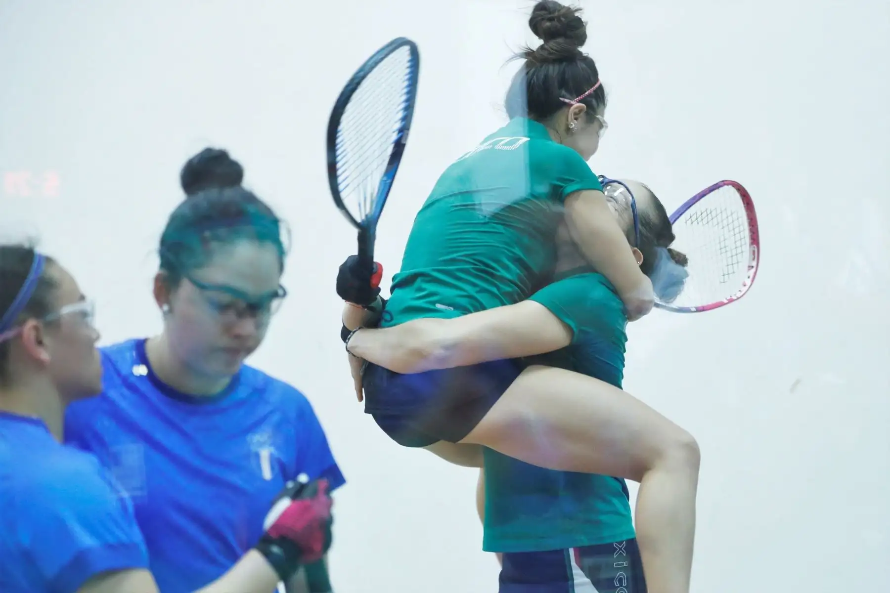 Las mexicanas Paola Longoria y Samantha Salas (verde) celebran la victoria ante MarÌa RodrÌguez y Gabriela MartÌnez (azul) de Guatemala este miÈrcoles, tras la final de raquetbol, en los Juegos Panamericanos 2019. EFE