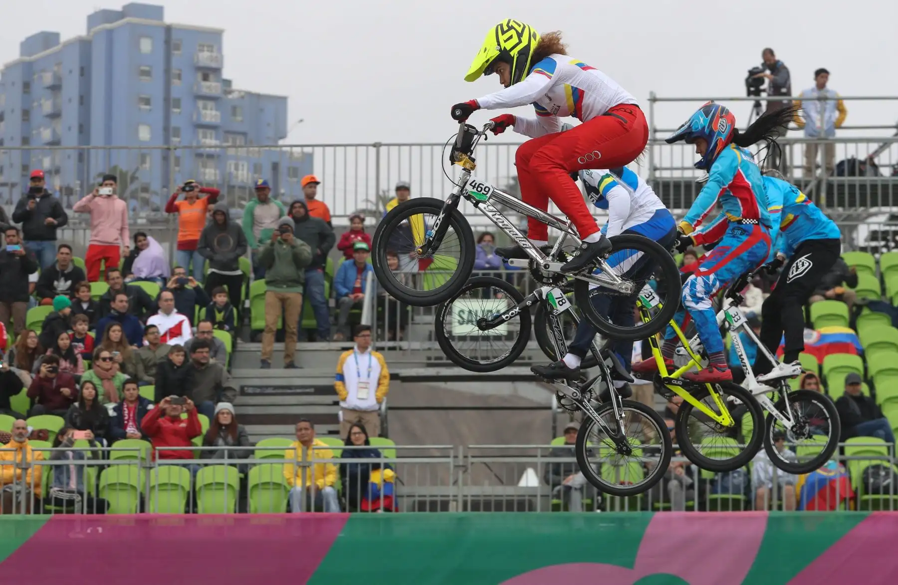 Stefany Hernandez (i) de Venezuela la medalla de bronce en BMX Femenino este viernes en los Juegos Panamericanos Lima 2019, en el circuito de BMX de la Costa Verde. EFE