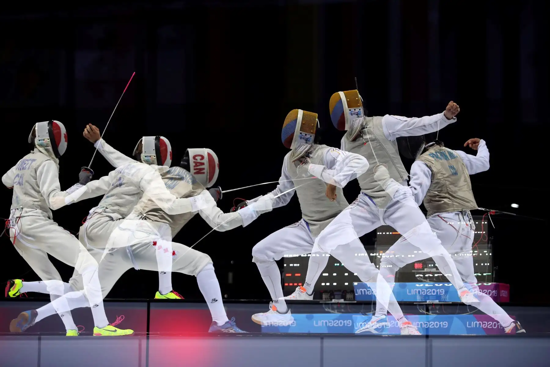 Mikhail Sweet (i) de Canadá se enfrenta a Santiago PachÛn NiÒo (d) de Colombia esgrima durante los Juegos Panamericanos Lima 2019. EFE
