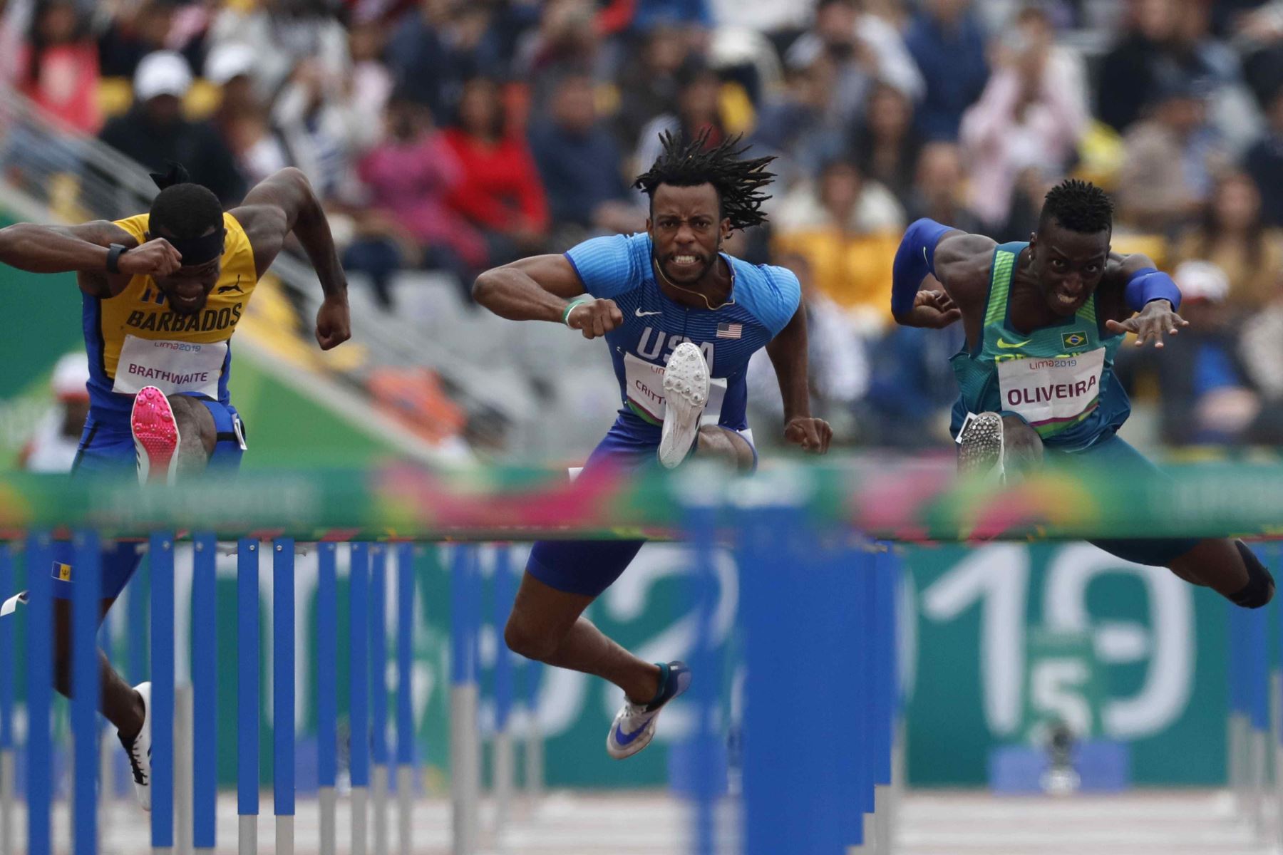 Shane Brathwaite de Barbados; Freddie Crittenden III; de EE.UU. y Habriel Oliveira Constantin de Brasil compiten en la final de 110 metros vallas de las pruebas de Atletismo este sábado, en los Juegos Panamericanos Lima 2019. EFE