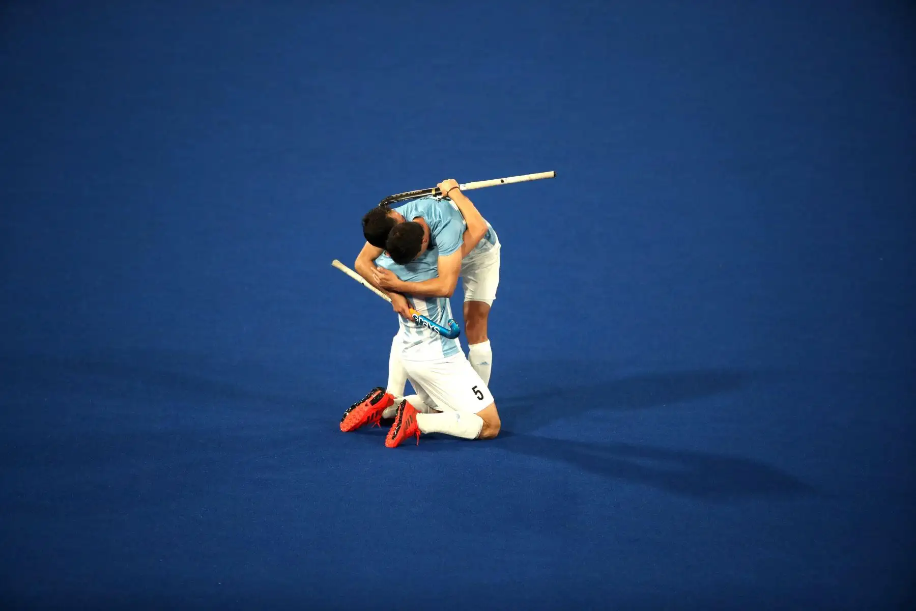 Ignacio Ortiz y Pedro Ibarra de Argentina se abraza la vencer a Canad· en hockey este s·bado durante los Juegos Panamericanos Lima 2019. EFE