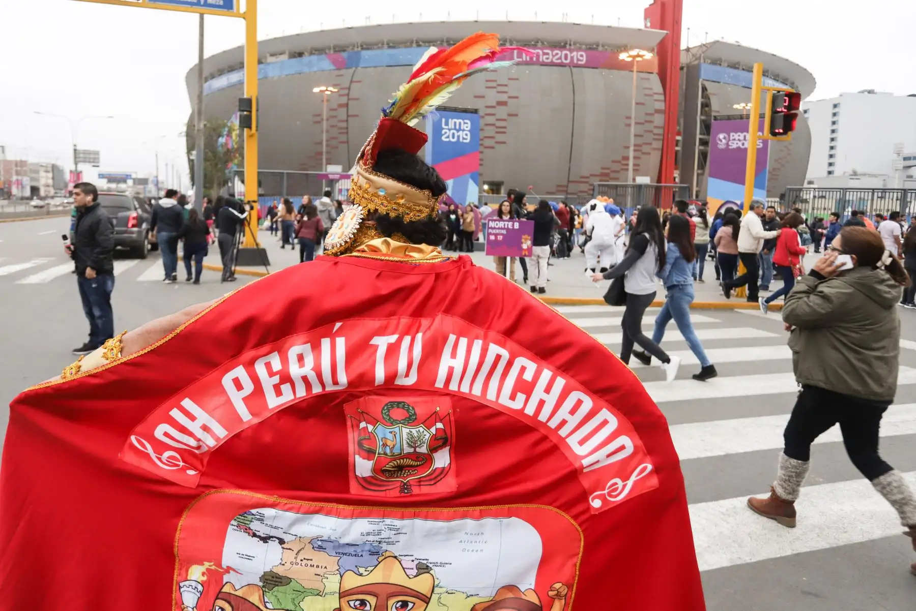Aficionados llegan al estadio Nacional para la clausura de los Juegos Panamericanos Lima 2019.
Foto: ANDINA/Jorge Tello