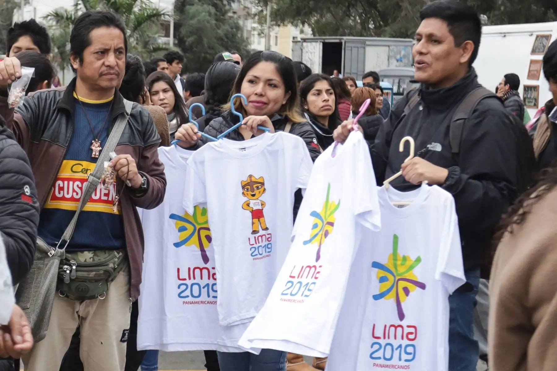 Aficionados llegan al estadio Nacional para la clausura de los Juegos Panamericanos Lima 2019.
Foto: ANDINA/Jorge Tello