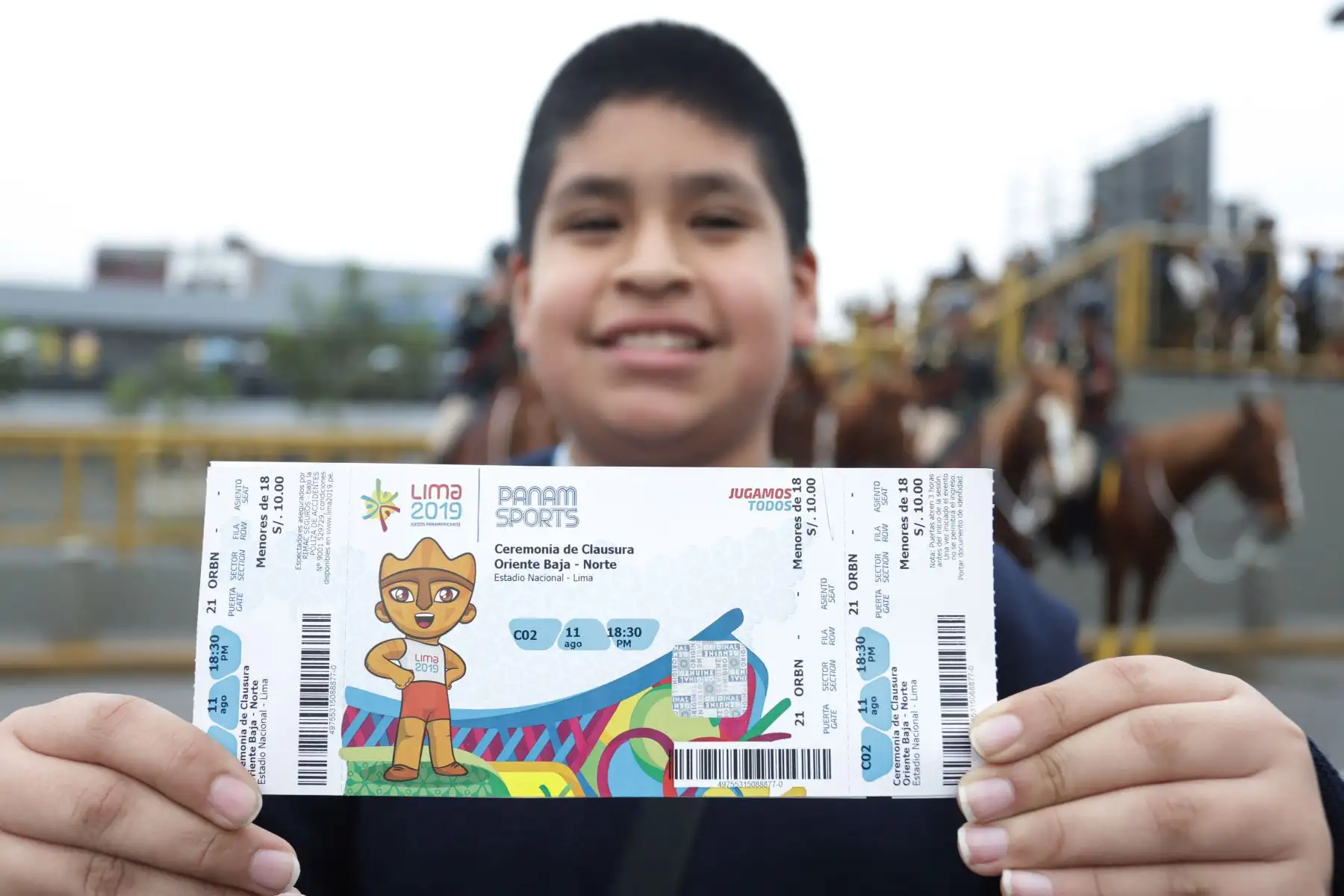Aficionados llegan al estadio Nacional para la clausura de los Juegos Panamericanos Lima 2019.
Foto: ANDINA/Jorge Tello