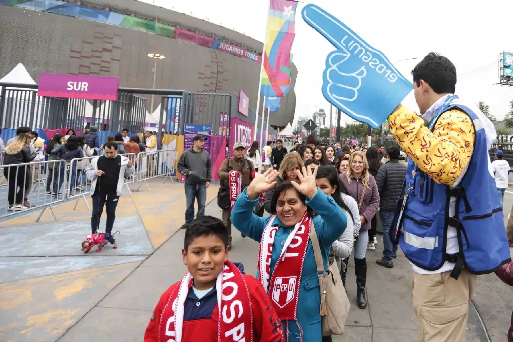 Aficionados llegan al estadio Nacional para la clausura de los Juegos Panamericanos Lima 2019.
Foto: ANDINA/Jorge Tello