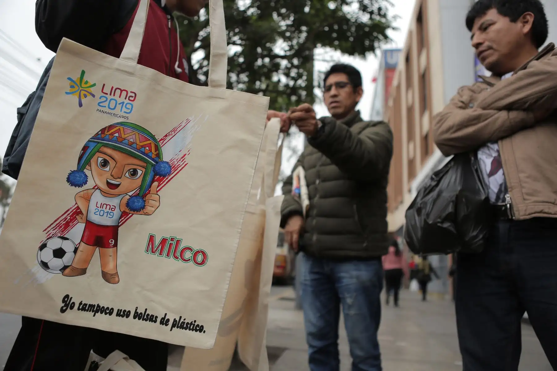 Aficionados llegan al estadio Nacional para la clausura de los Juegos Panamericanos Lima 2019. Foto: ANDINA/David Huamaní