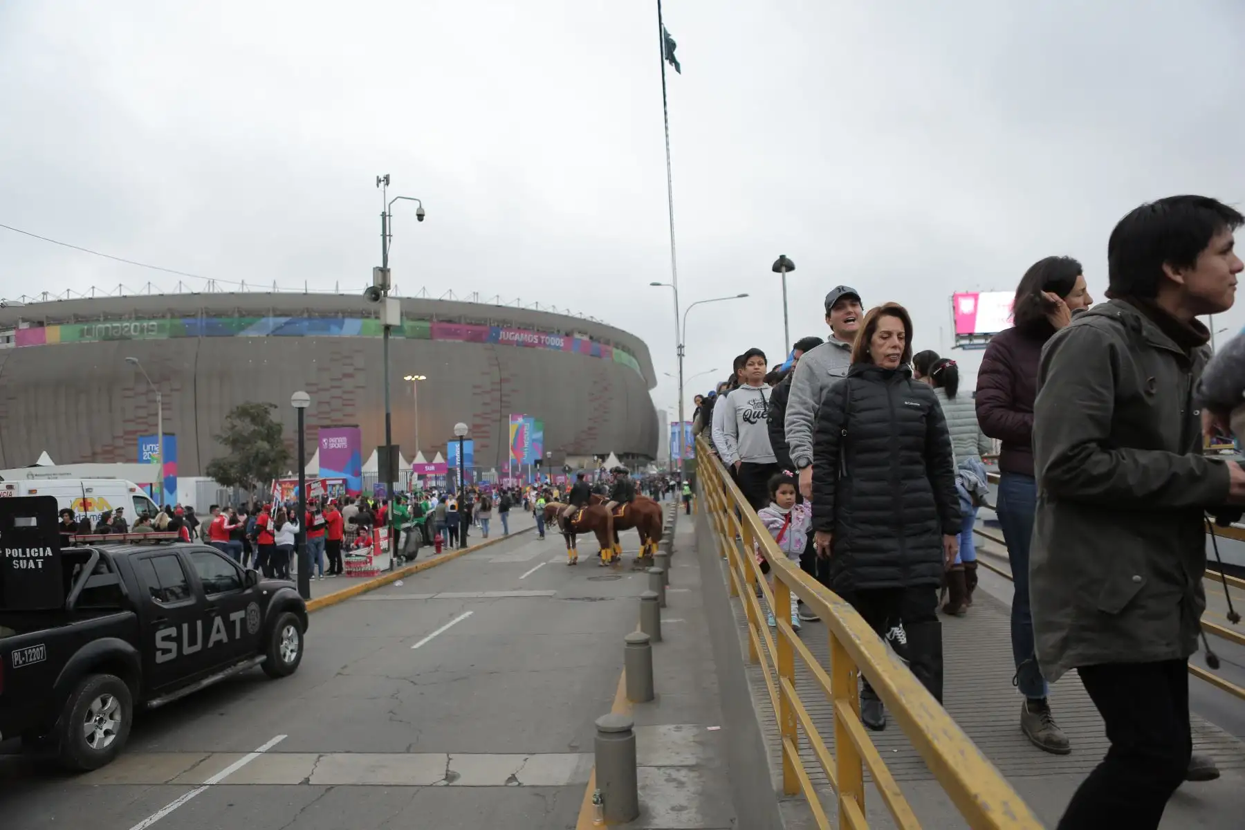 Aficionados llegan al estadio Nacional para la clausura de los Juegos Panamericanos Lima 2019. Foto: ANDINA/David Huamaní