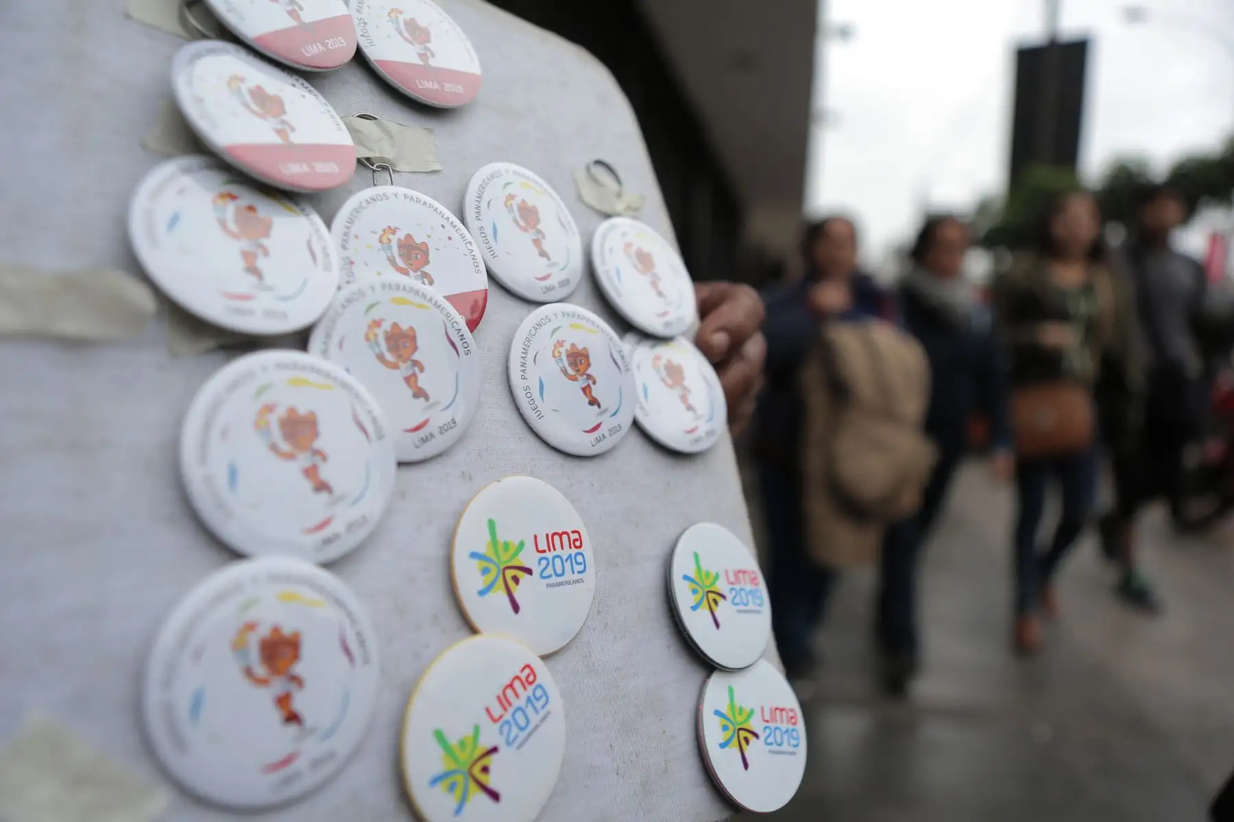 Aficionados llegan al estadio Nacional para la clausura de los Juegos Panamericanos Lima 2019. Foto: ANDINA/David Huamaní