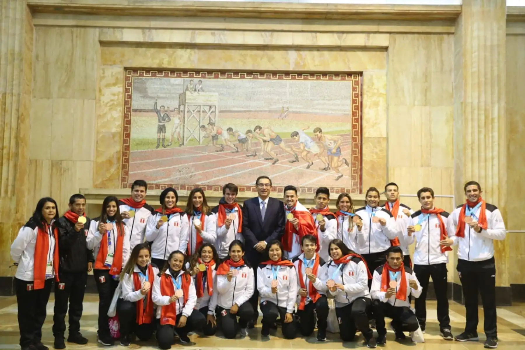 Jefe de Estado,Martín Vizcarra, junto a los deportistas peruanos que obtuvieron medallas en los Juegos Panamericanos Lima 2019.Foto: ANDINA/Prensa Presidencia