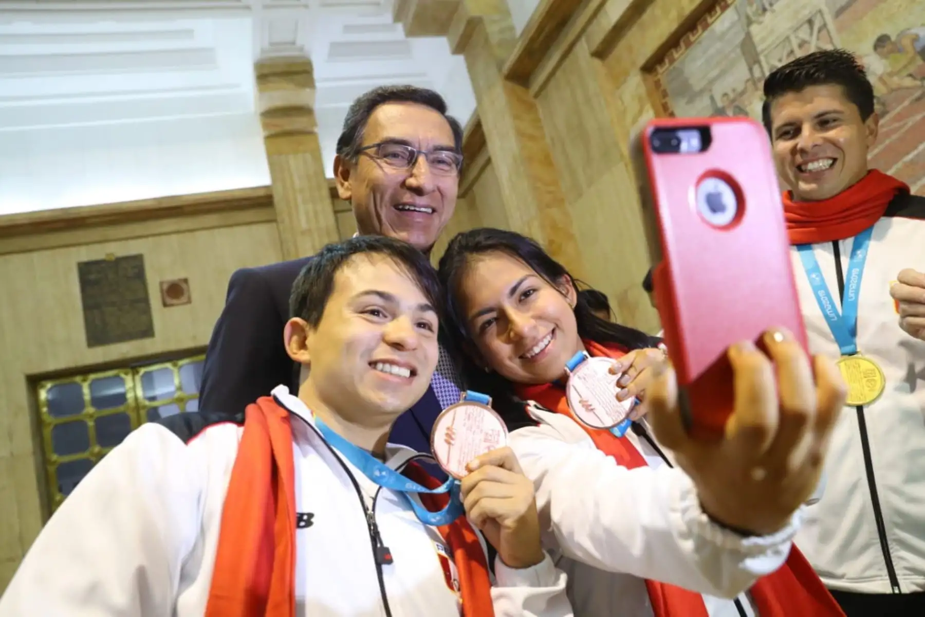 Jefe de Estado,Martín Vizcarra, junto a los deportistas peruanos que obtuvieron medallas en los Juegos Panamericanos Lima 2019.Foto: ANDINA/Prensa Presidencia
