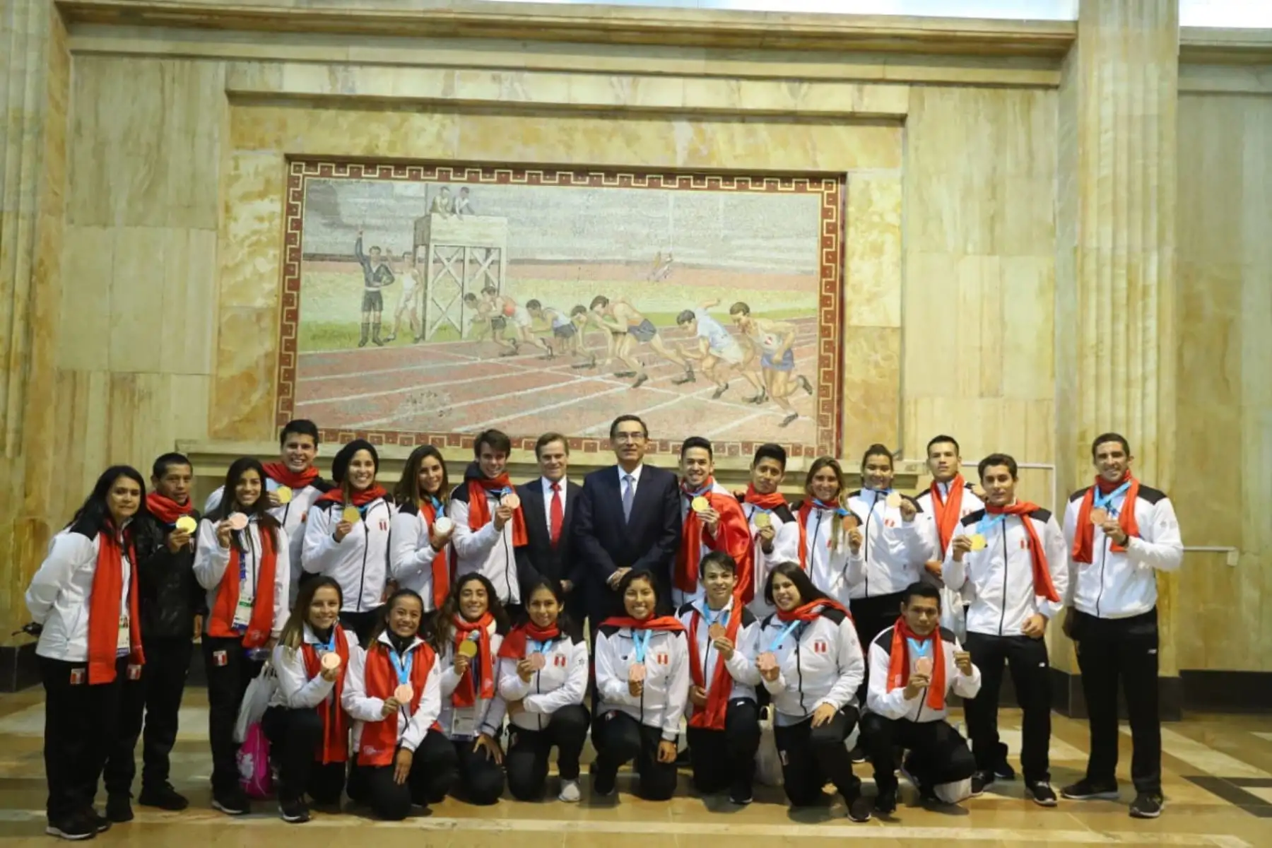 Jefe de Estado,Martín Vizcarra, junto a los deportistas peruanos que obtuvieron medallas en los Juegos Panamericanos Lima 2019.Foto: ANDINA/Prensa Presidencia
