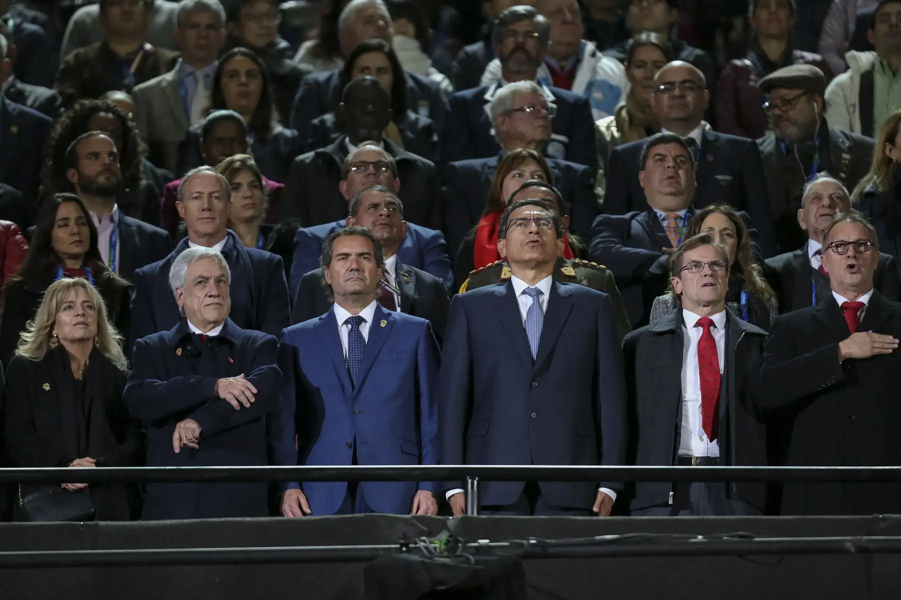 El presidente de Chile, Sebastian Pinera (2-L), el presidente de Panam Sports, el chileno Neven Ilic (3-L) y el presidente peruano Martin Vizcarra (3-R) asisten a la ceremonia de clausura de los Juegos Panamericanos de Lima 2019 en Lima el 11 de agosto 2019.AFP