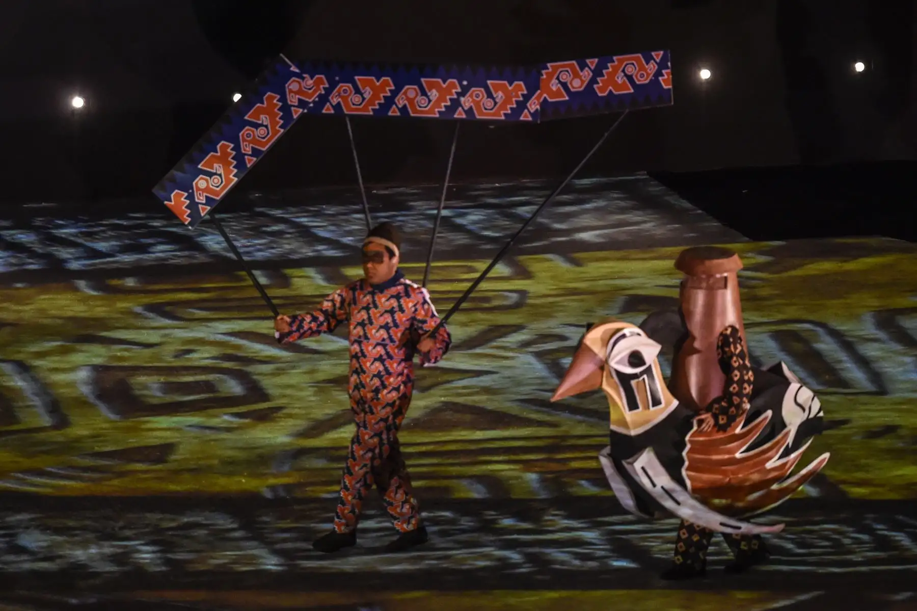 Los artistas representan escenas y artefactos de las culturas antiguas del Perú durante la ceremonia de clausura de los Juegos Panamericanos de Lima 2019 en Lima el 11 de agosto de 2019.AFP