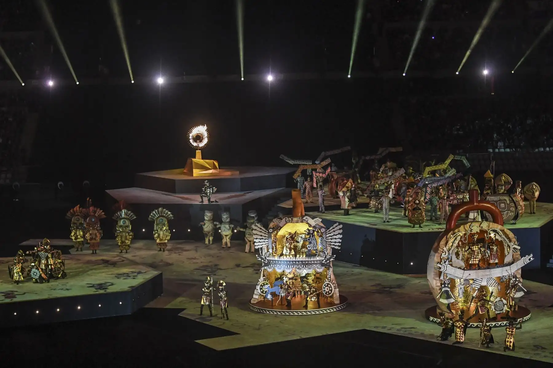 Los artistas representan escenas y artefactos de las culturas antiguas del Perú durante la ceremonia de clausura de los Juegos Panamericanos de Lima 2019 en Lima el 11 de agosto de 2019.AFP