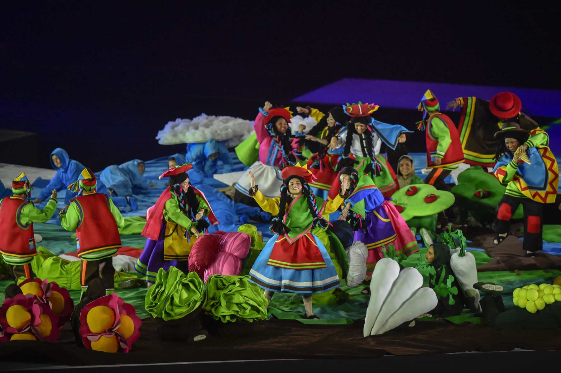 Los artistas representan escenas y artefactos de las culturas antiguas del Perú durante la ceremonia de clausura de los Juegos Panamericanos de Lima 2019 en Lima el 11 de agosto de 2019.AFP