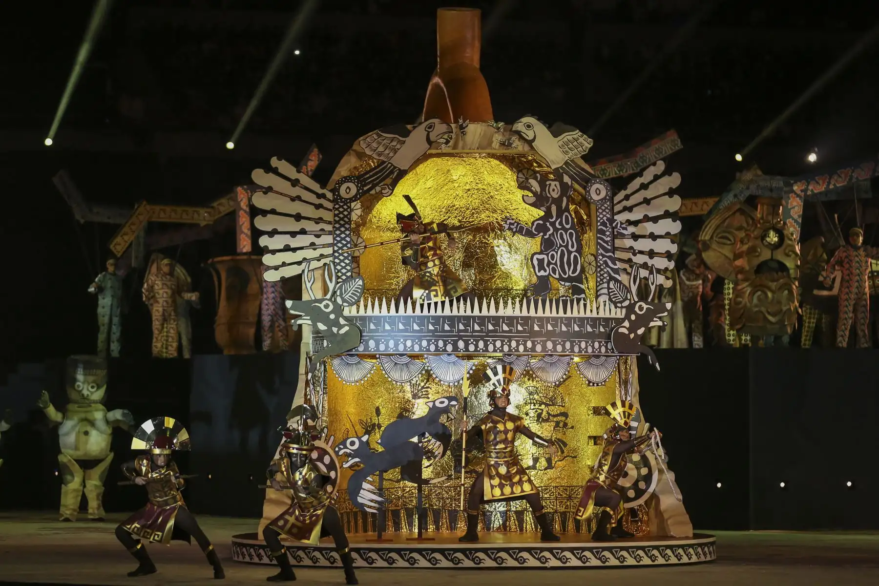 Los artistas representan escenas y artefactos de las culturas antiguas del Perú durante la ceremonia de clausura de los Juegos Panamericanos de Lima 2019 en Lima el 11 de agosto de 2019.AFP