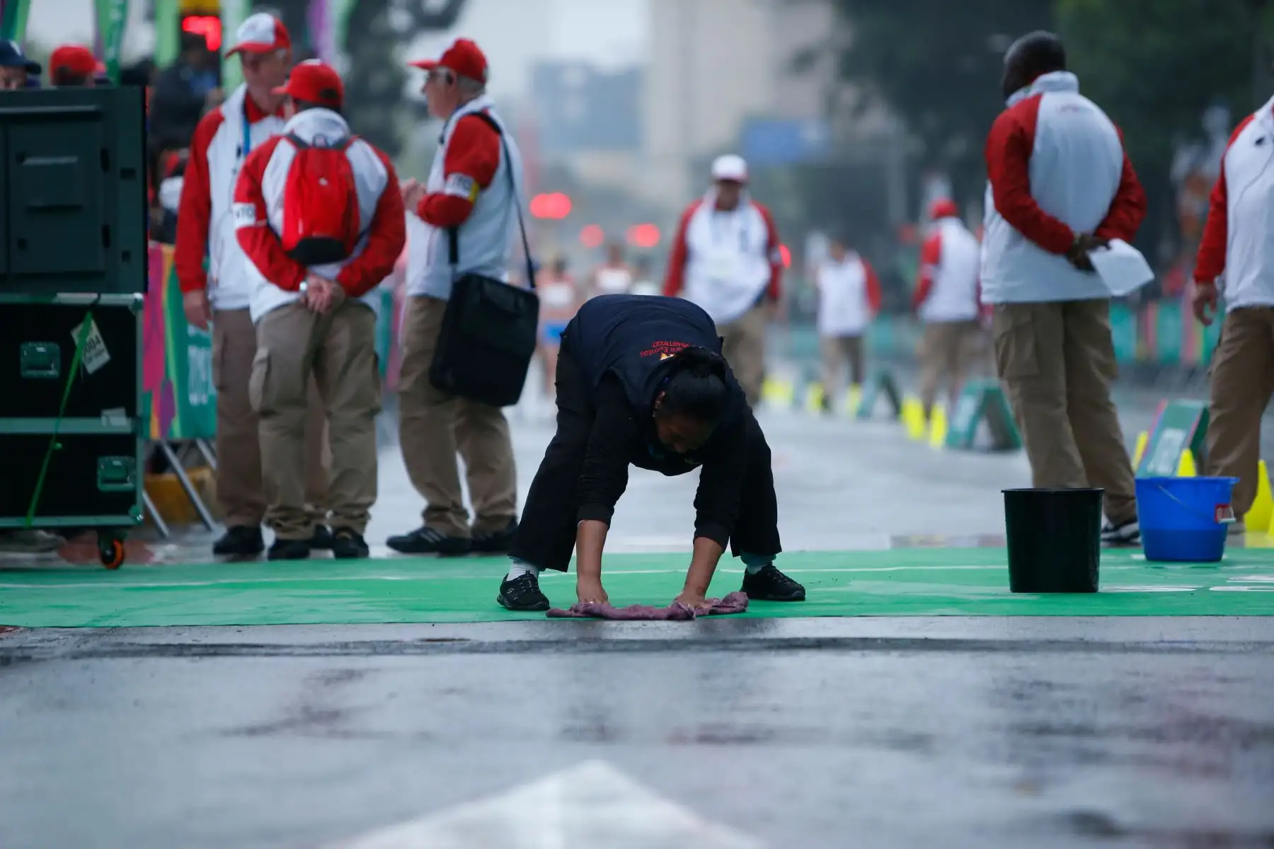Trabajadora limpiando la pista de partida de la competencia de atletismo de marcha 20 km mujeres. Lugar: Parque Kennedy Miraflores. Foto: ANDINA/ Lima 2019