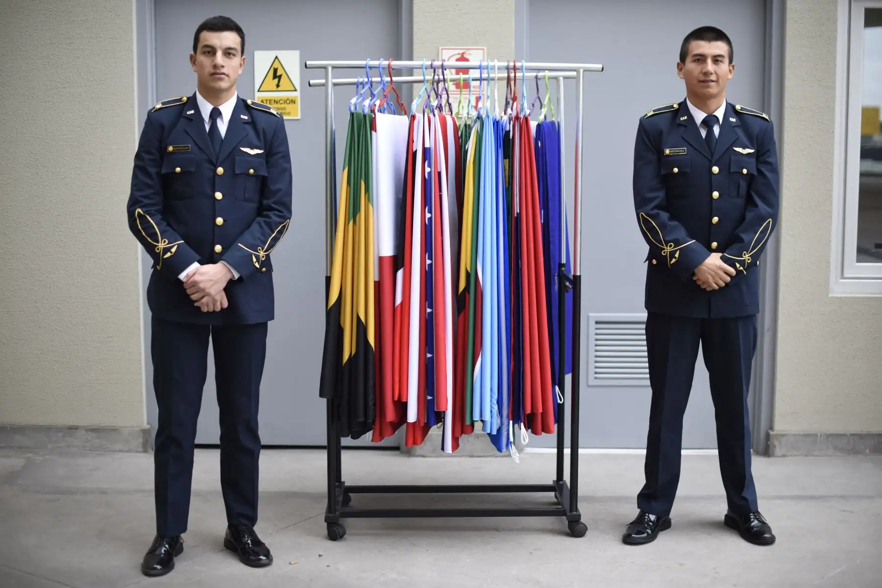 Retrato de dos Jóvenes cadetes de la Fuerza Aérea del Perú. Al medio banderas de los países participantes de los panamericanos. Lugar: VIDENA. Foto: ANDINA/ Lima 2019