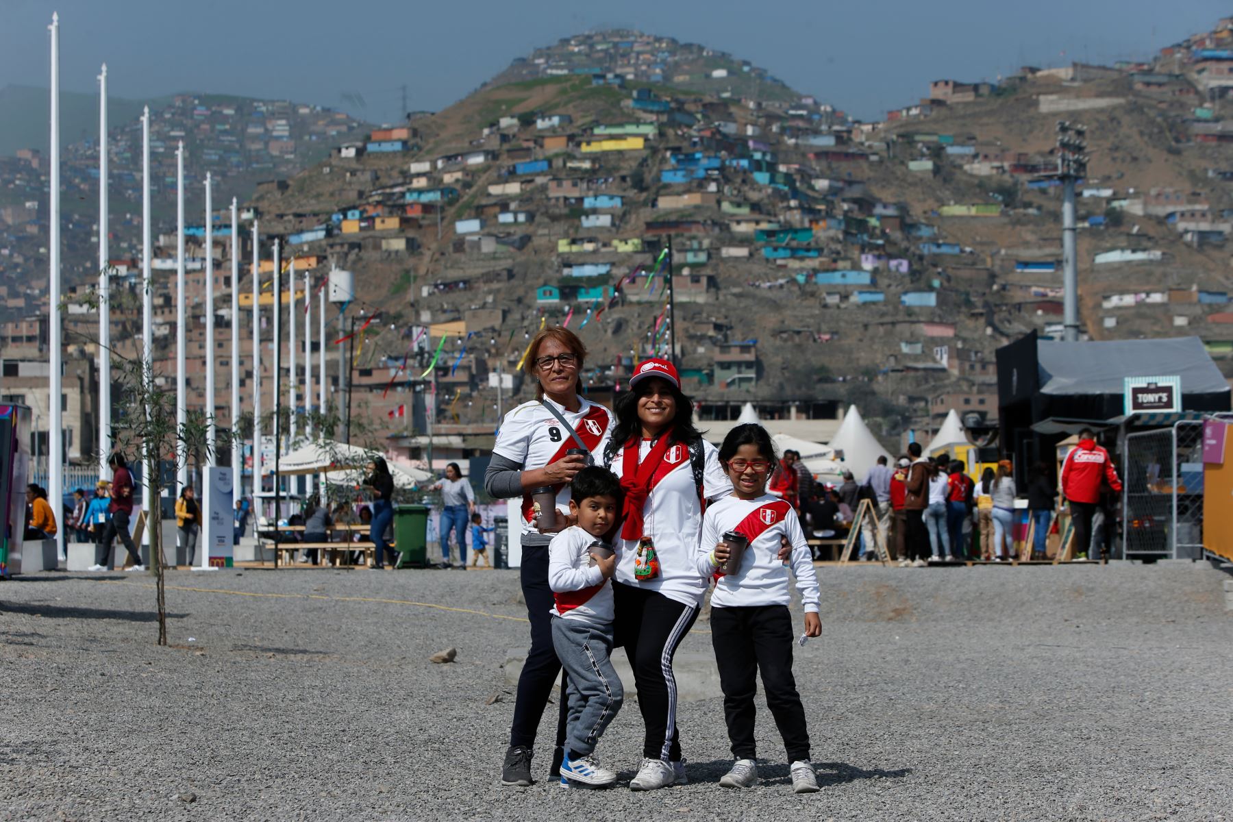 Una familia con la camiseta del Perú asiste al Complejo Deportivo Villa Maria del Triunfo.  Foto: ANDINA/ Lima 2019
