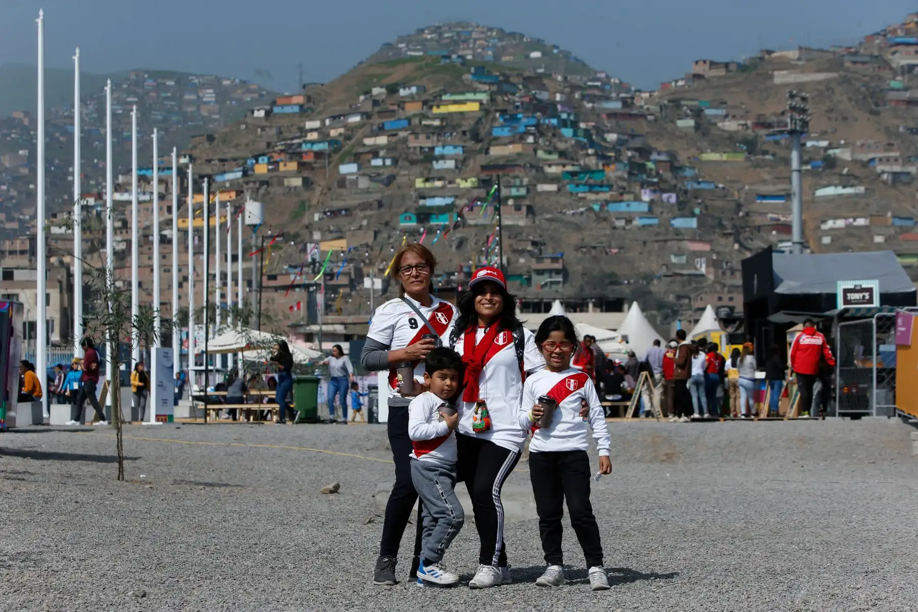 Una familia con la camiseta del Perú asiste al Complejo Deportivo Villa Maria del Triunfo.  Foto: ANDINA/ Lima 2019