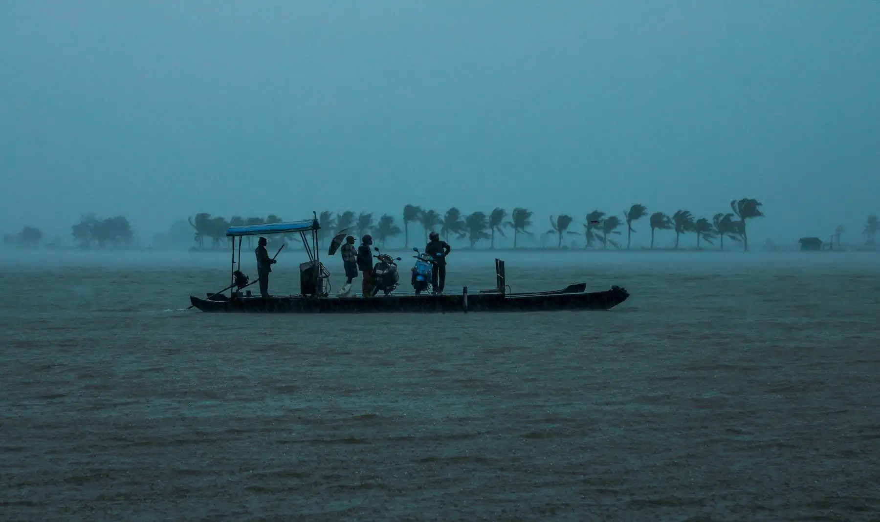 Residentes  evacuados de su hogar a un lugar más seguro después de las inundaciones, en el estado indio de Kerala. AFP