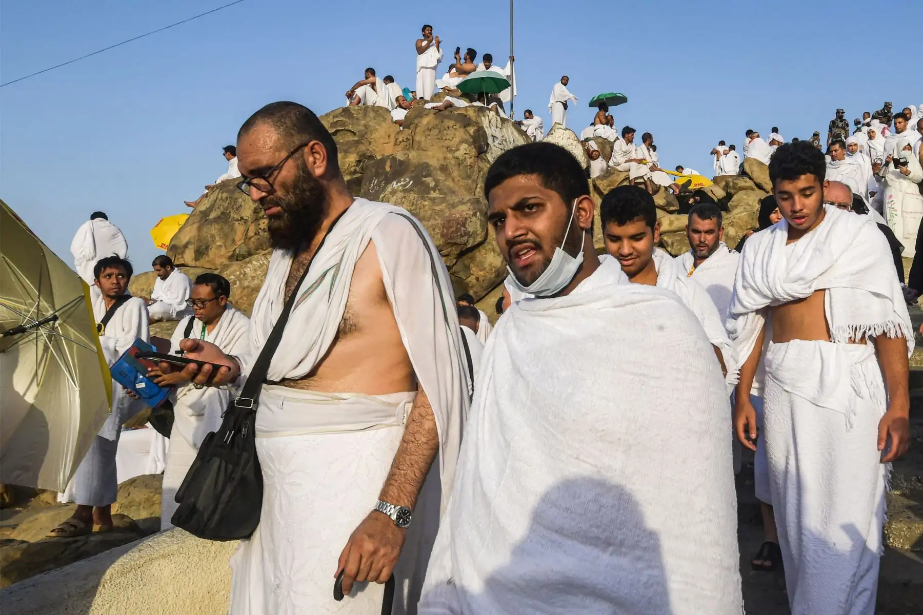 Peregrinos musulmanes usan sus teléfonos inteligentes en la cima del Monte Arafat, también conocido como Jabal al-Rahma (Monte de la Misericordia). Foto: AFP