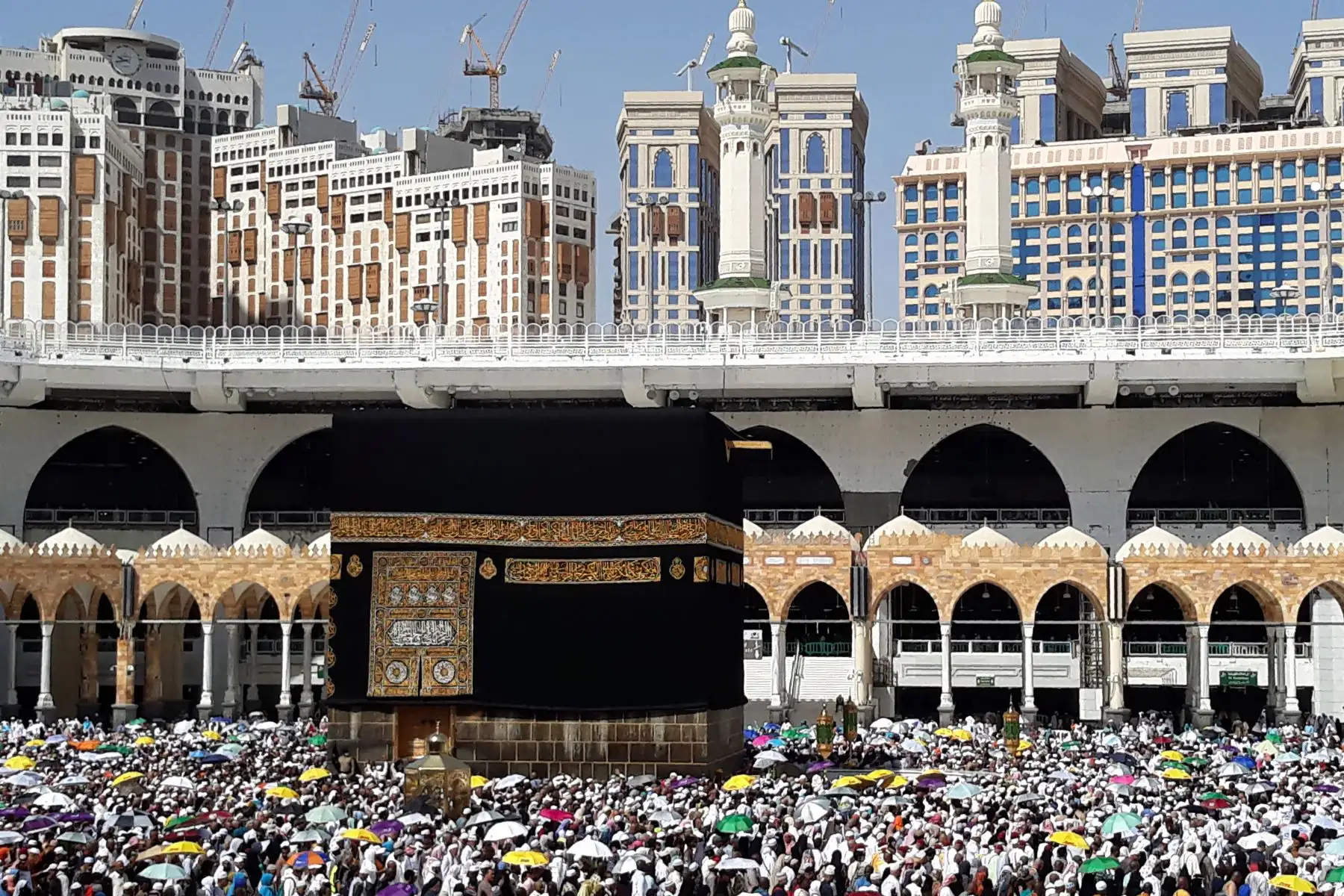 Peregrinos musulmanes realizan la última caminata alrededor de la Kaaba en la Gran Mezquita en la ciudad sagrada de La Meca. Foto: AFP