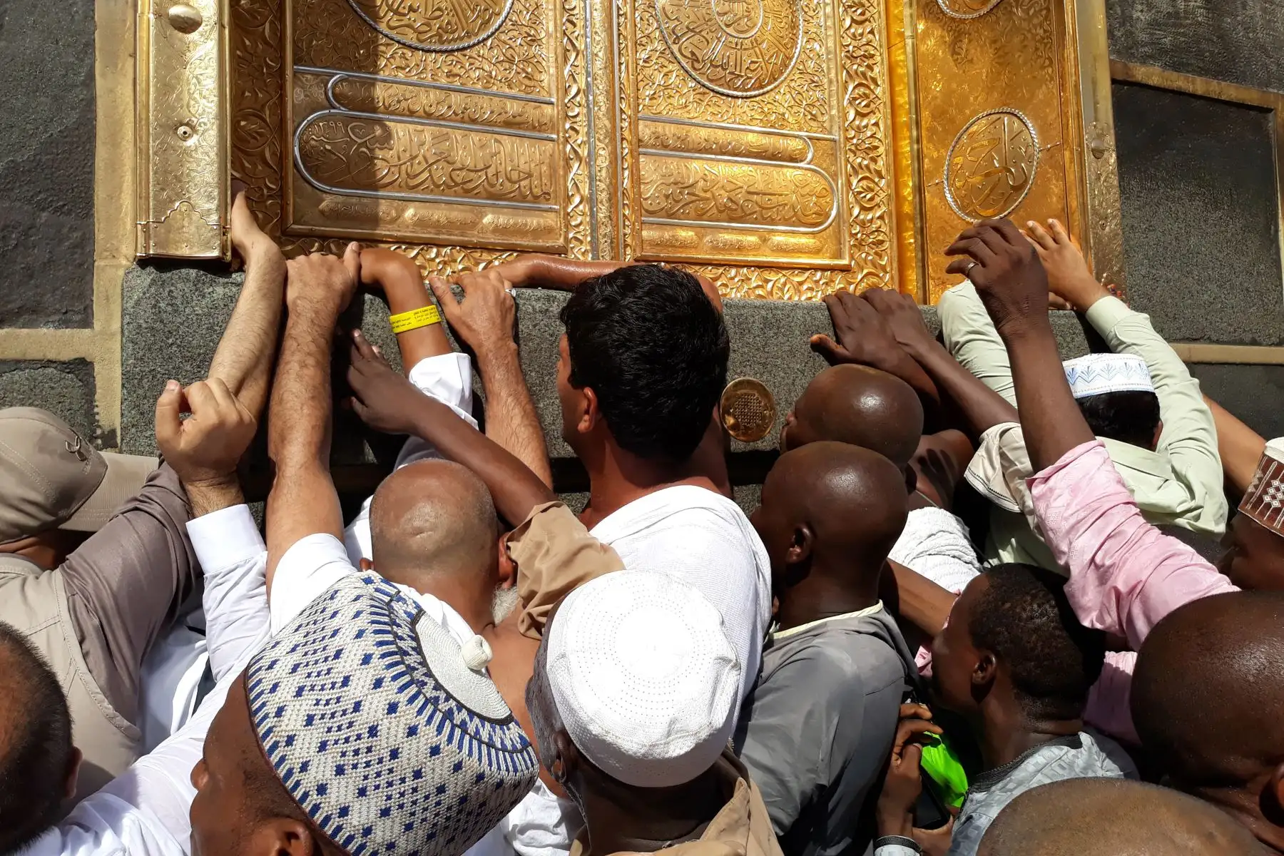 Peregrinos musulmanes se reúnen frente a la puerta de la Kaaba, el santuario más sagrado del Islam. Foto: AFP