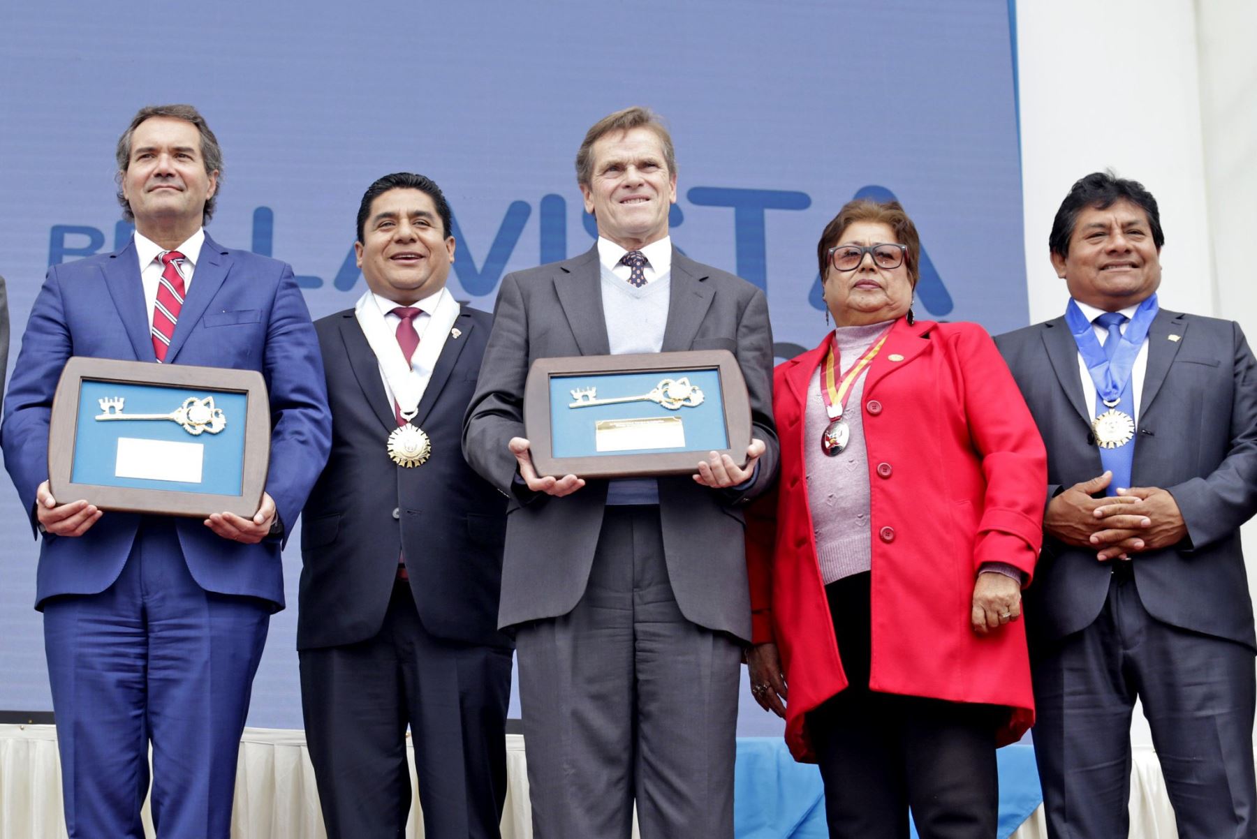 Lima 2019: Bellavista entregó llaves de la ciudad a Carlos Neuhaus y Neven Ilic. Foto: ANDINA/Difusión.