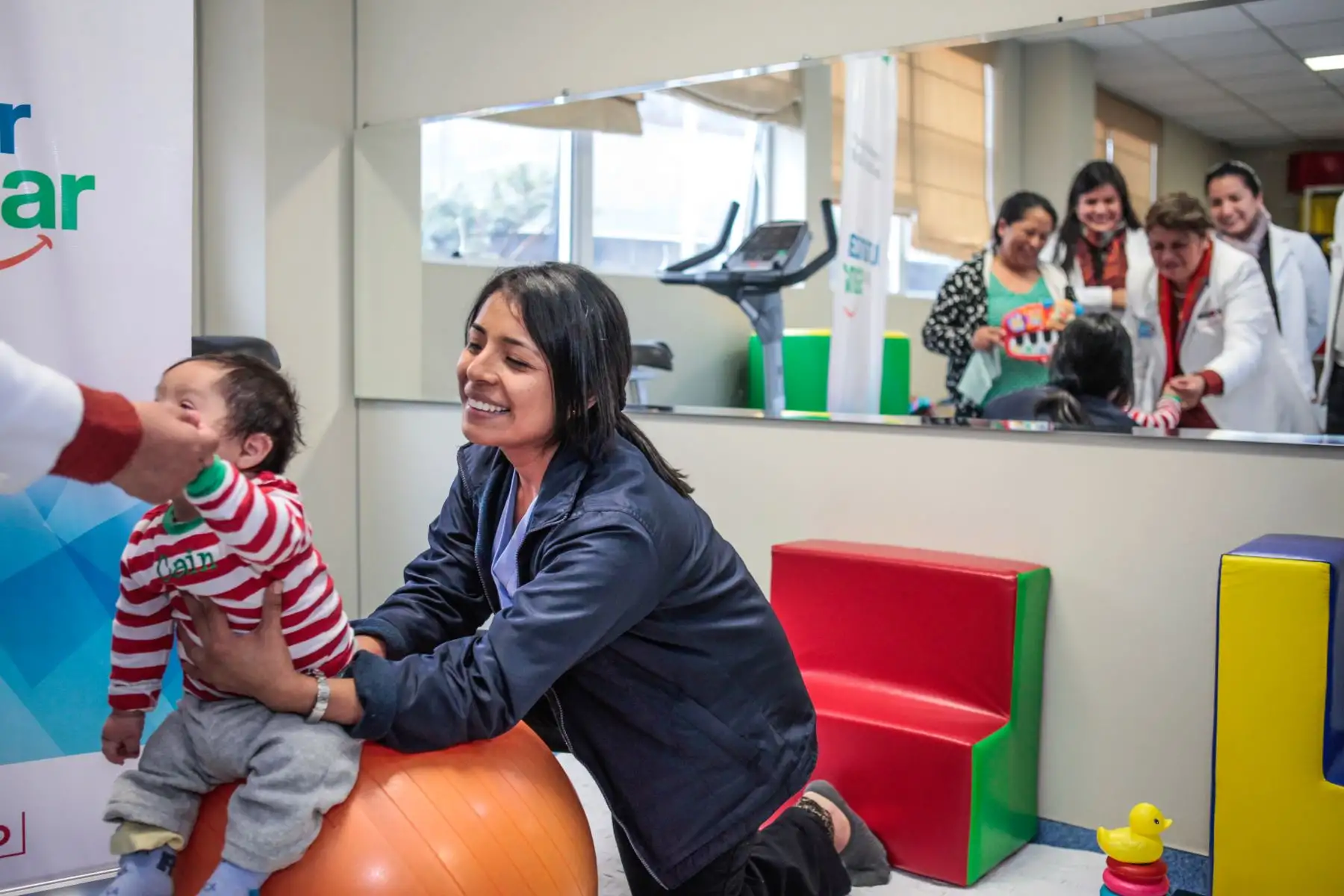 La ministra de Salud  Zulema Tomás, recorre el hospital de emergencias de alta complejidad en Villa El Salvador para conocer experiencias de buen trato con motivo del Dia Nacional de la Salud y el Buen Trato al Paciente. Foto: ANDINA/Miguel Mejía